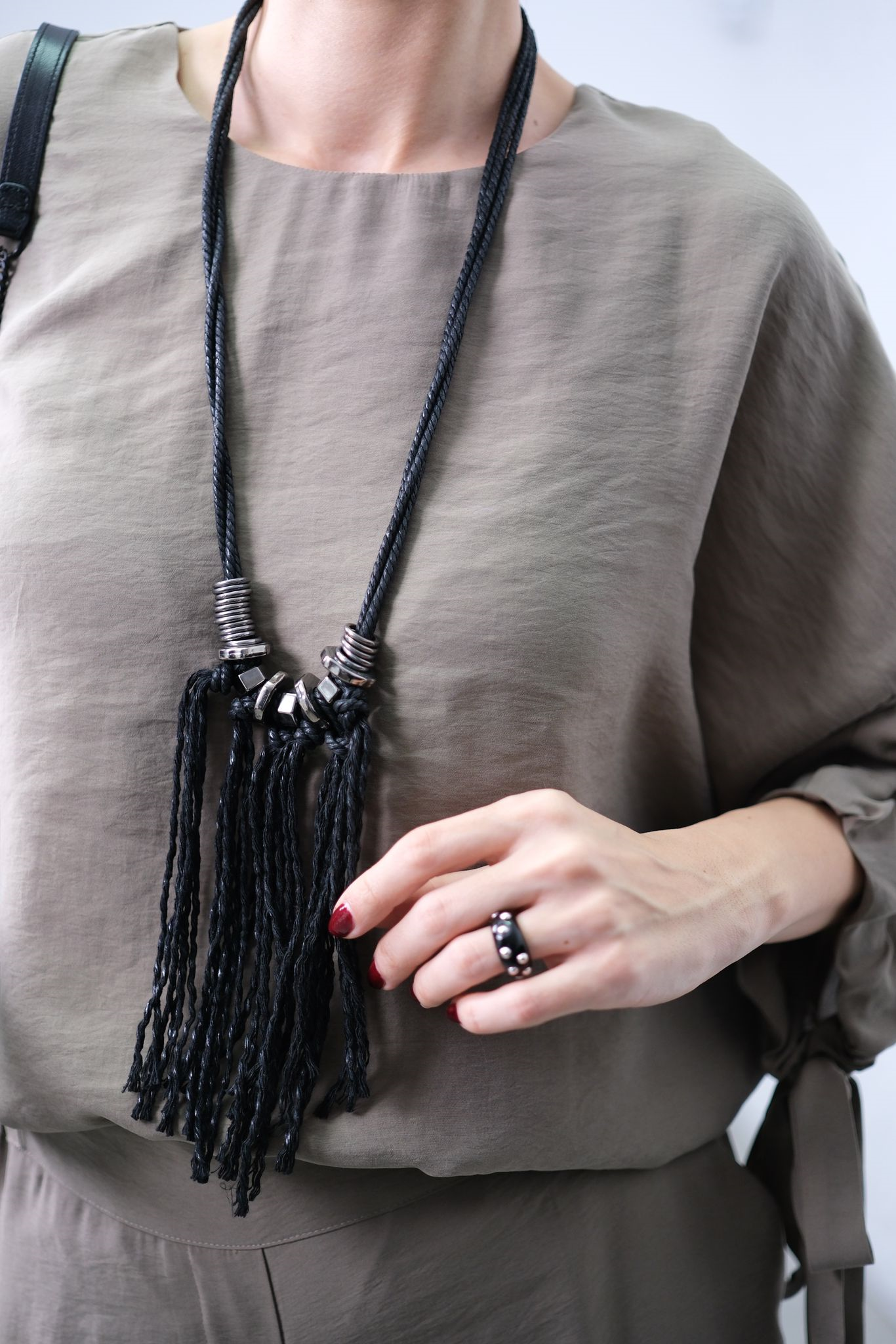 MOTİON KOL DETAYLI YAĞ YEŞİLİ KOLYELİ BLUZ