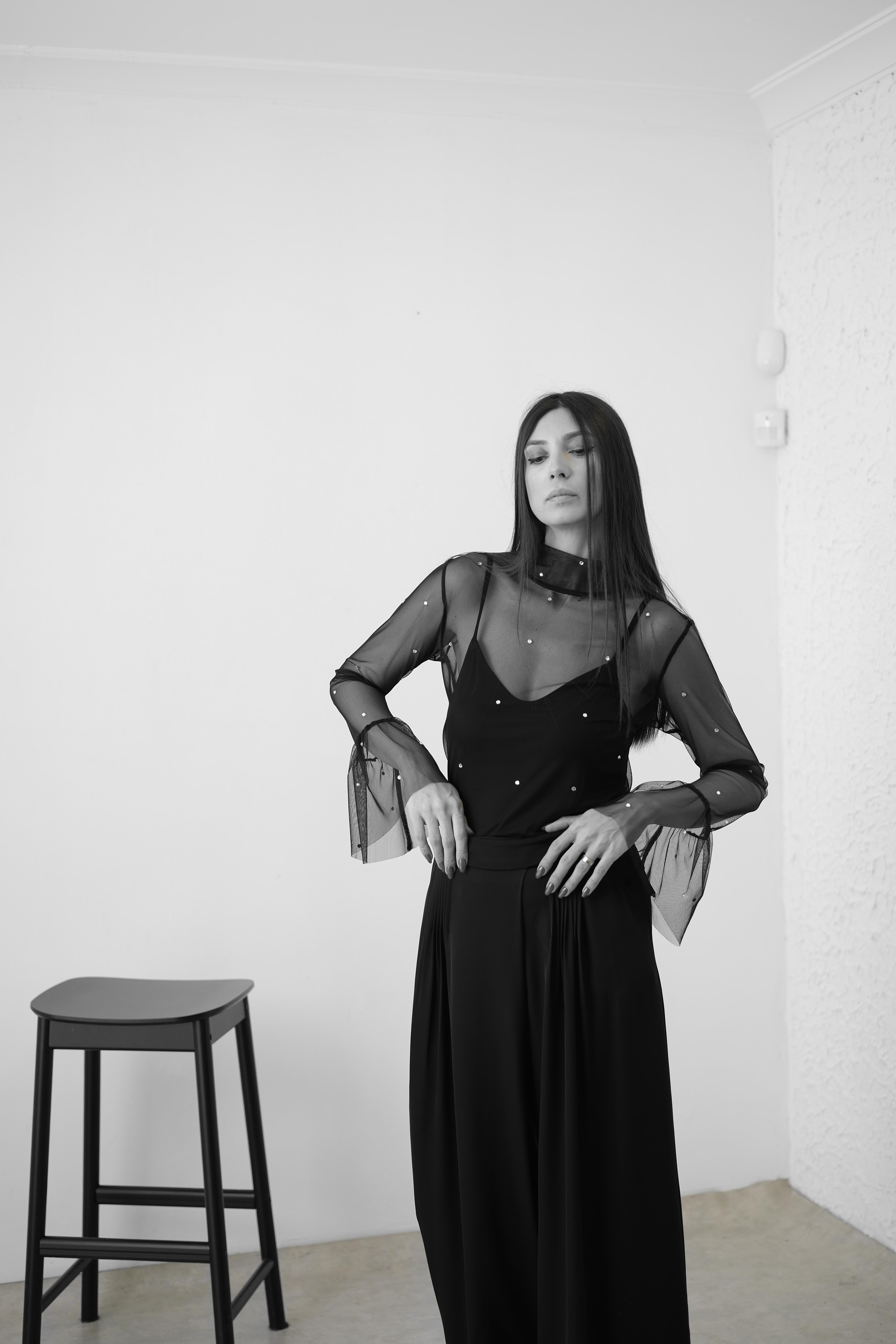 PATRA TAŞ DETAYLI ATLETLİ TÜL BLUZ