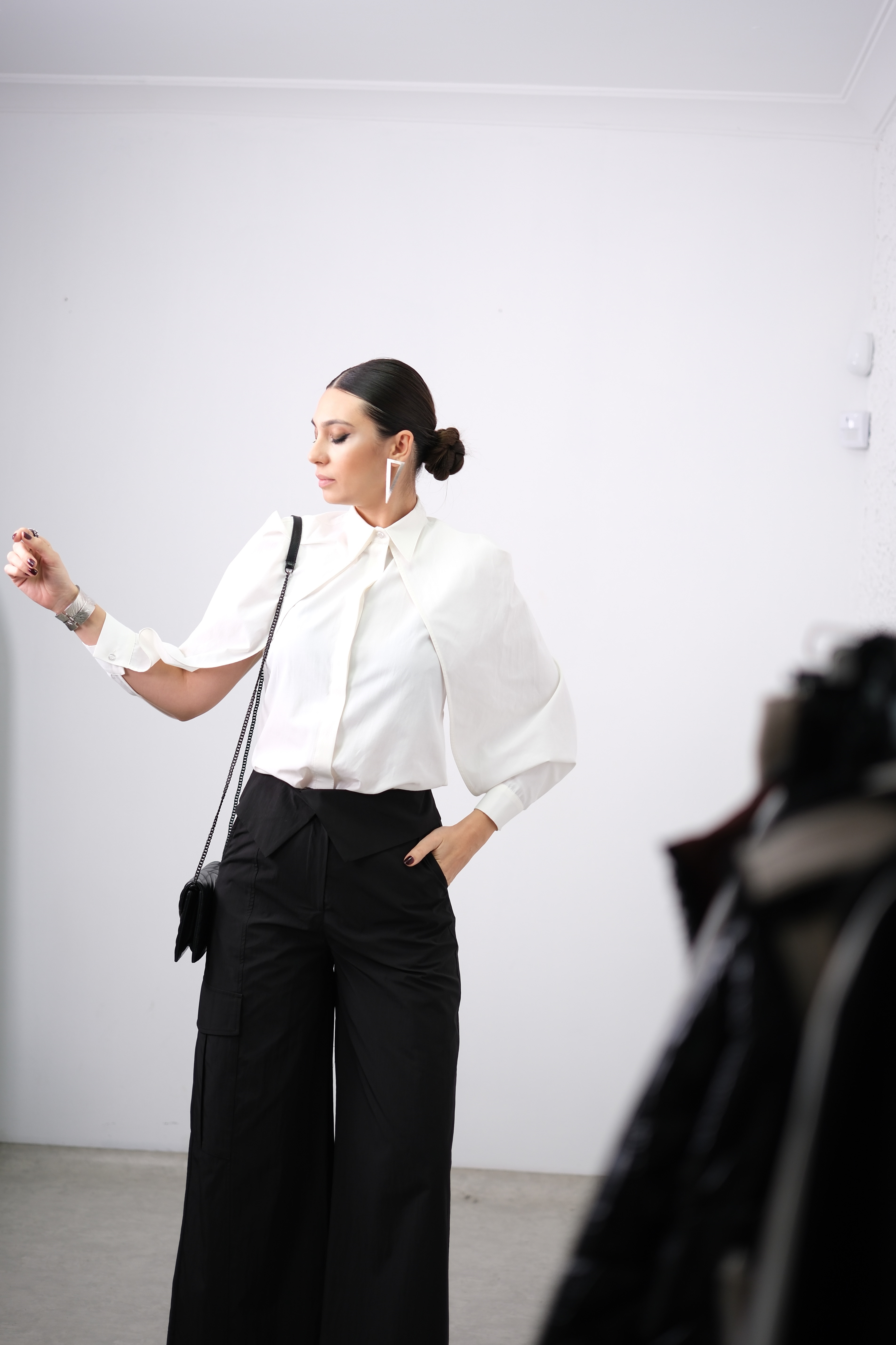 PENA KOL DETAYLI TASARIM BEYAZ GÖMLEK