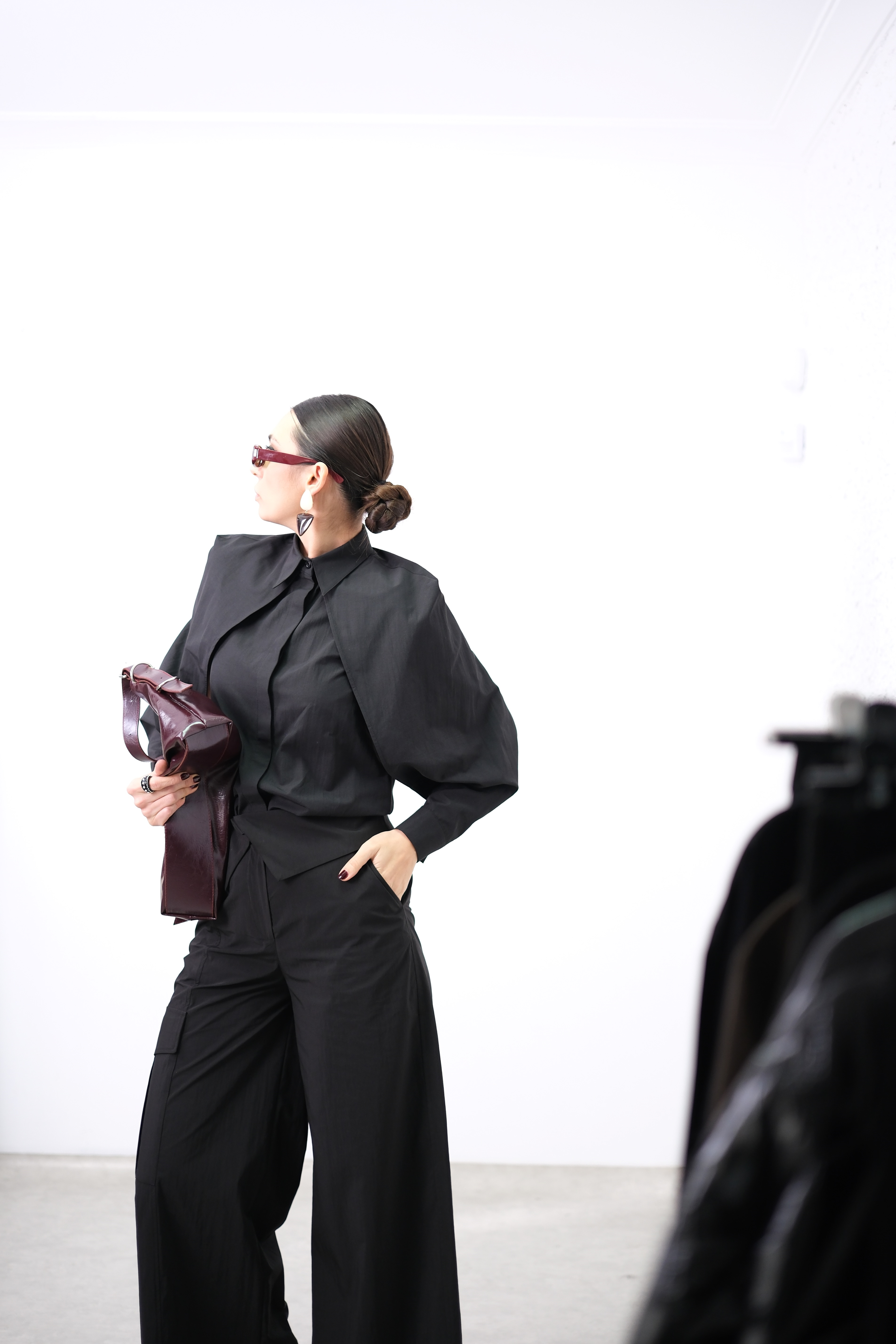 PENA KOL DETAYLI TASARIM SİYAH GÖMLEK