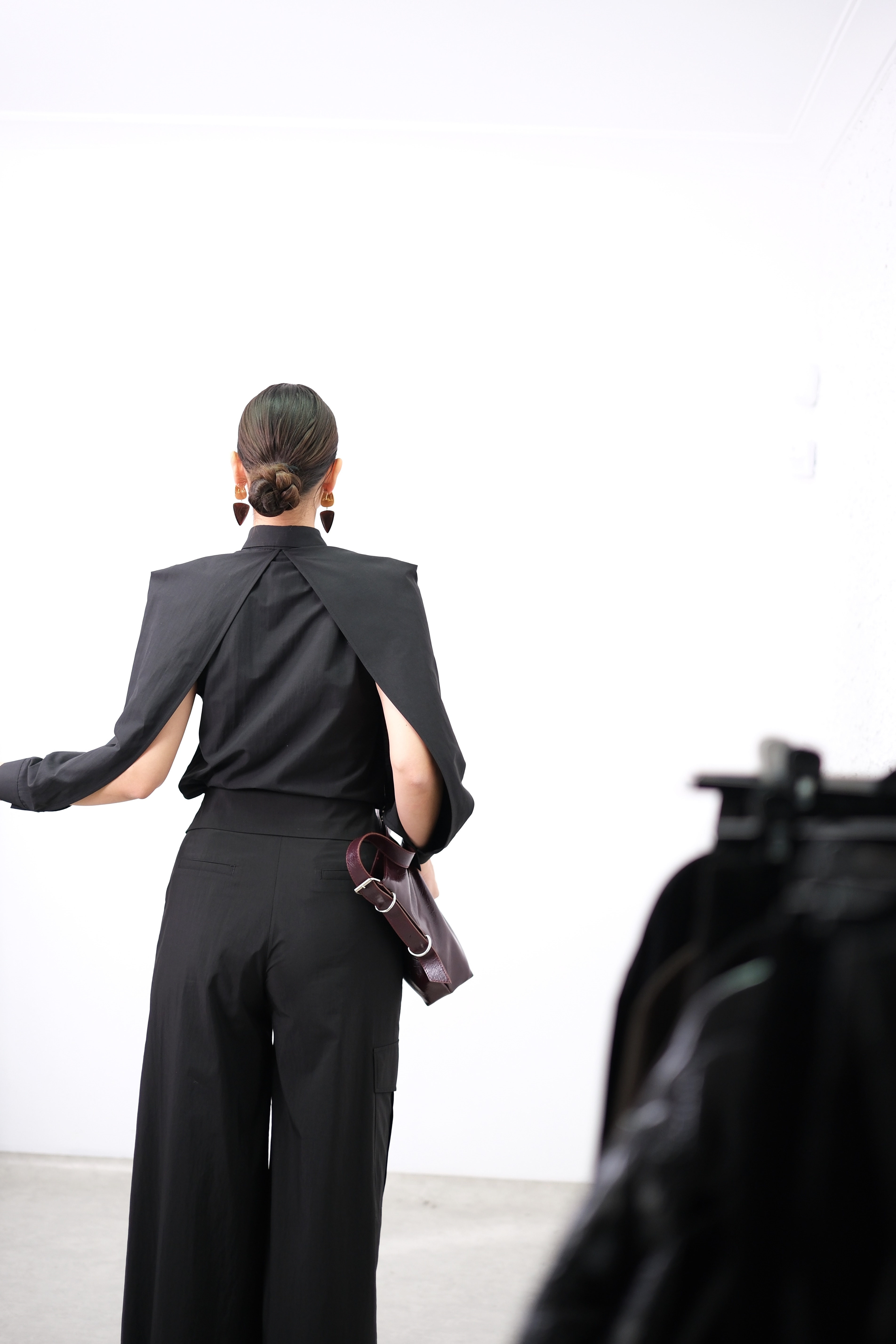 PENA KOL DETAYLI TASARIM SİYAH GÖMLEK