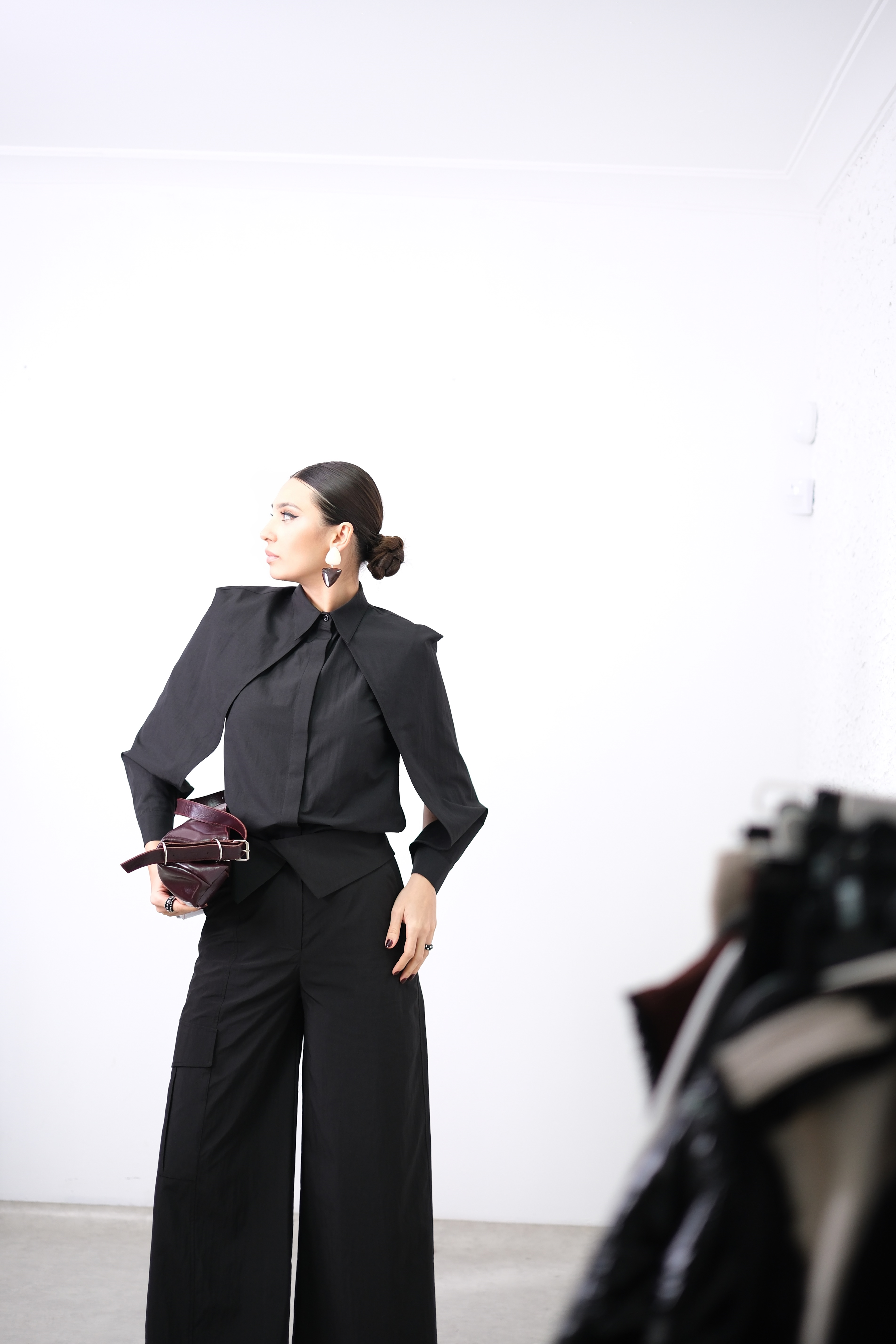 PENA KOL DETAYLI TASARIM SİYAH GÖMLEK