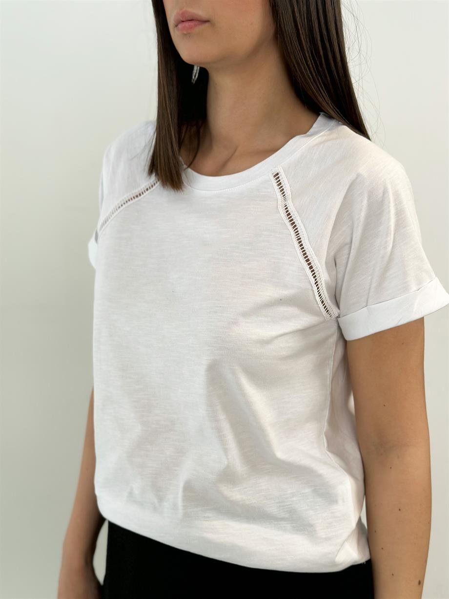 PETRA OMUZ DETAYLI BEYAZ TSHIRT