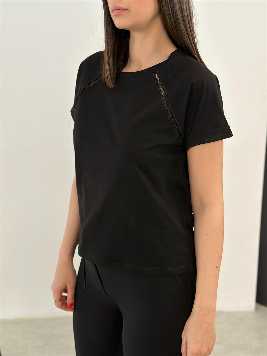 PETRA OMUZ DETAYLI SİYAH TSHIRT