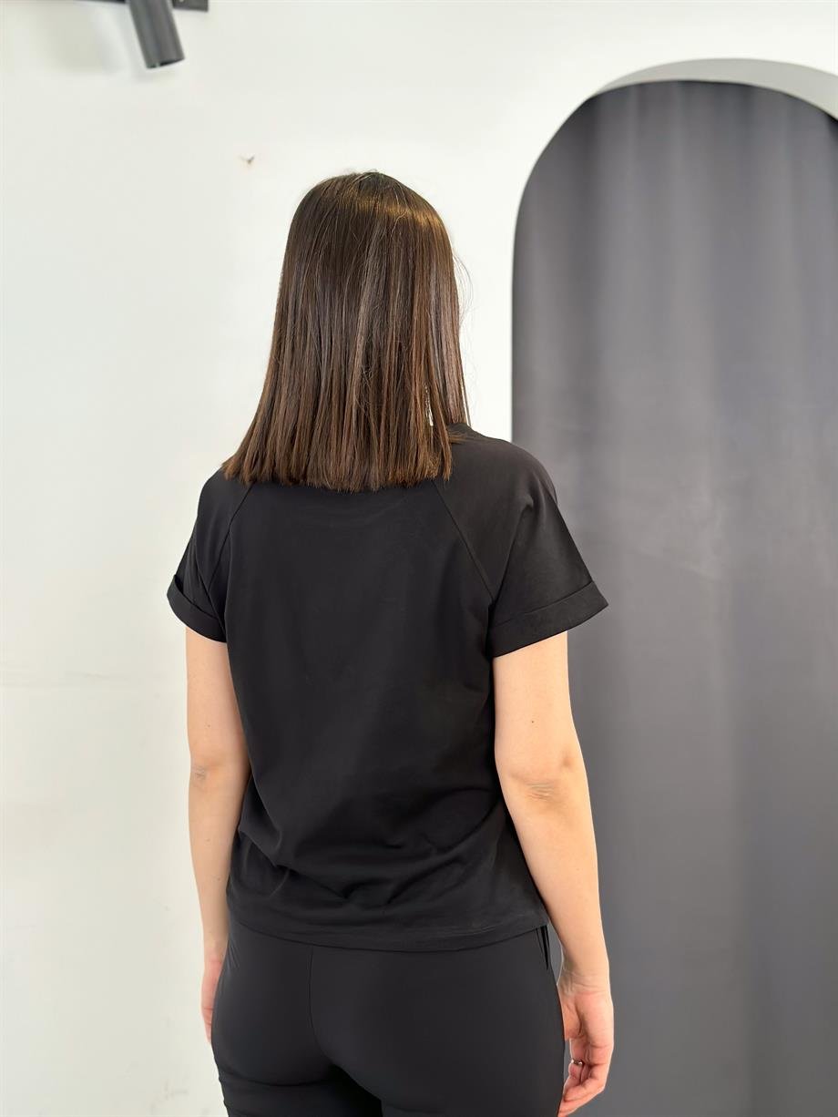 PETRA OMUZ DETAYLI SİYAH TSHIRT