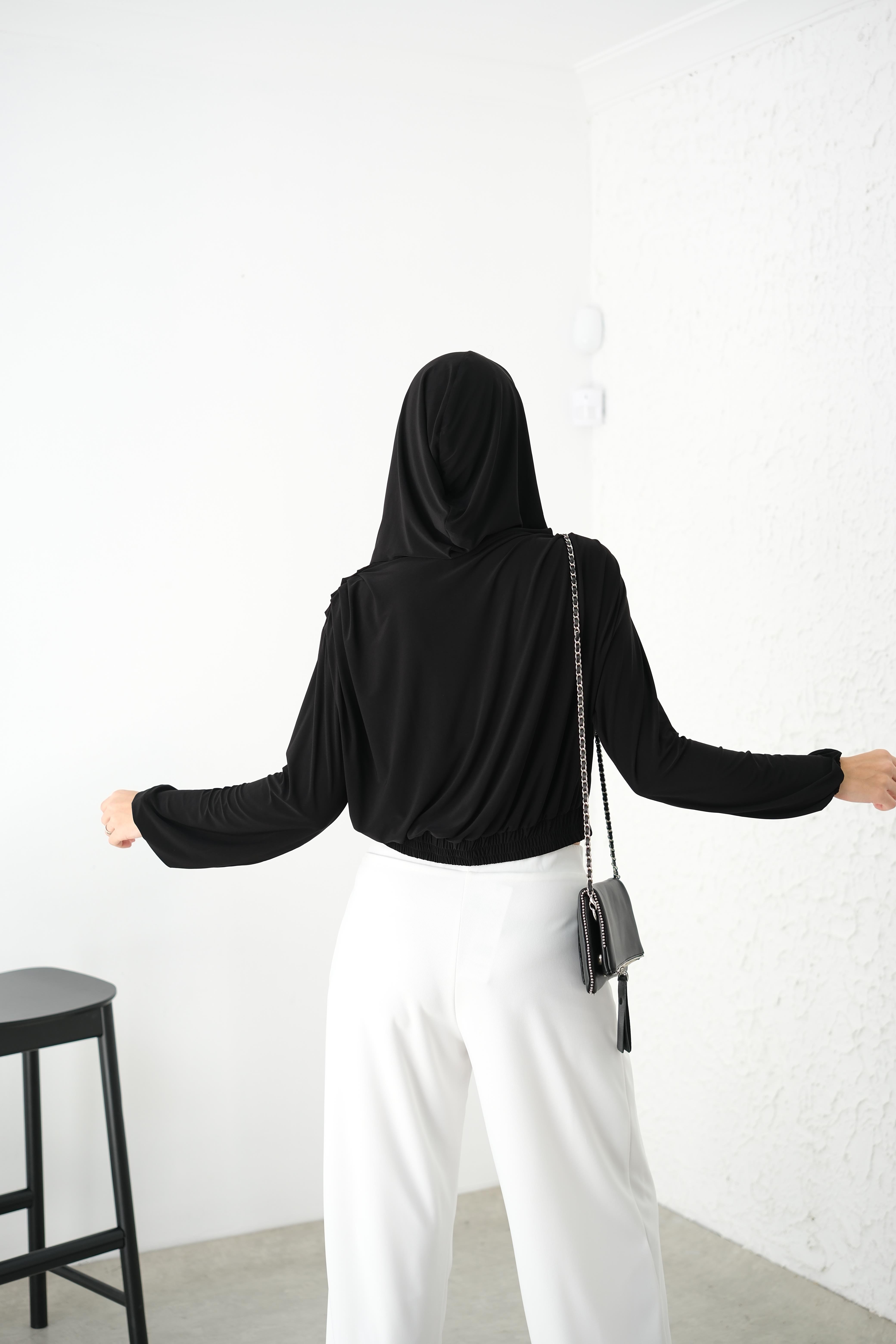 ROSA KAPÜŞONLU SİYAH BLUZ