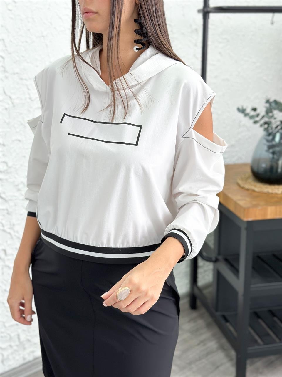 SEBA OMUZ DETAYLI BEYAZ SWEATSHIRT