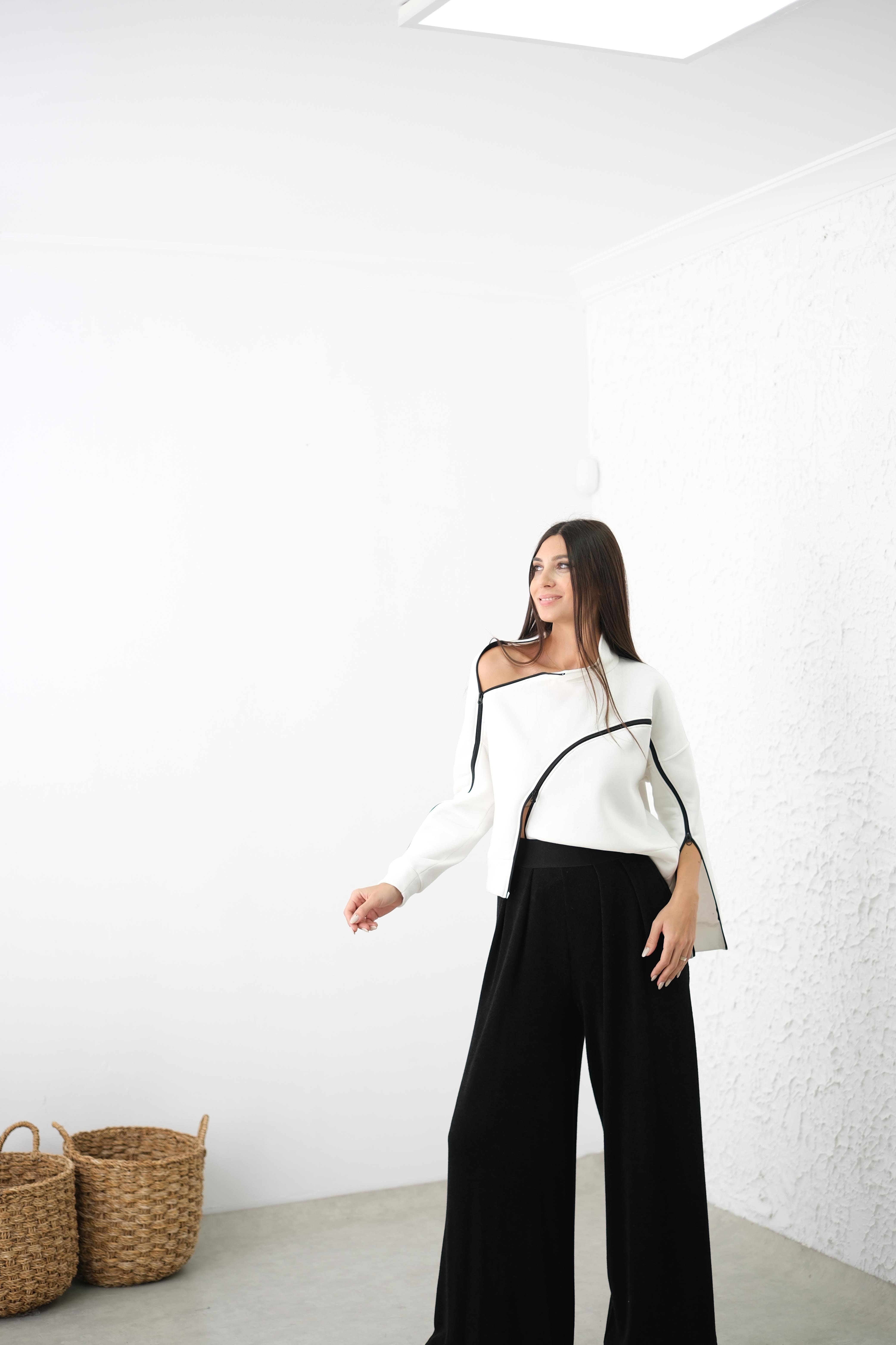 SONYA FERMUAR DETAYLI BEYAZ SWEAT