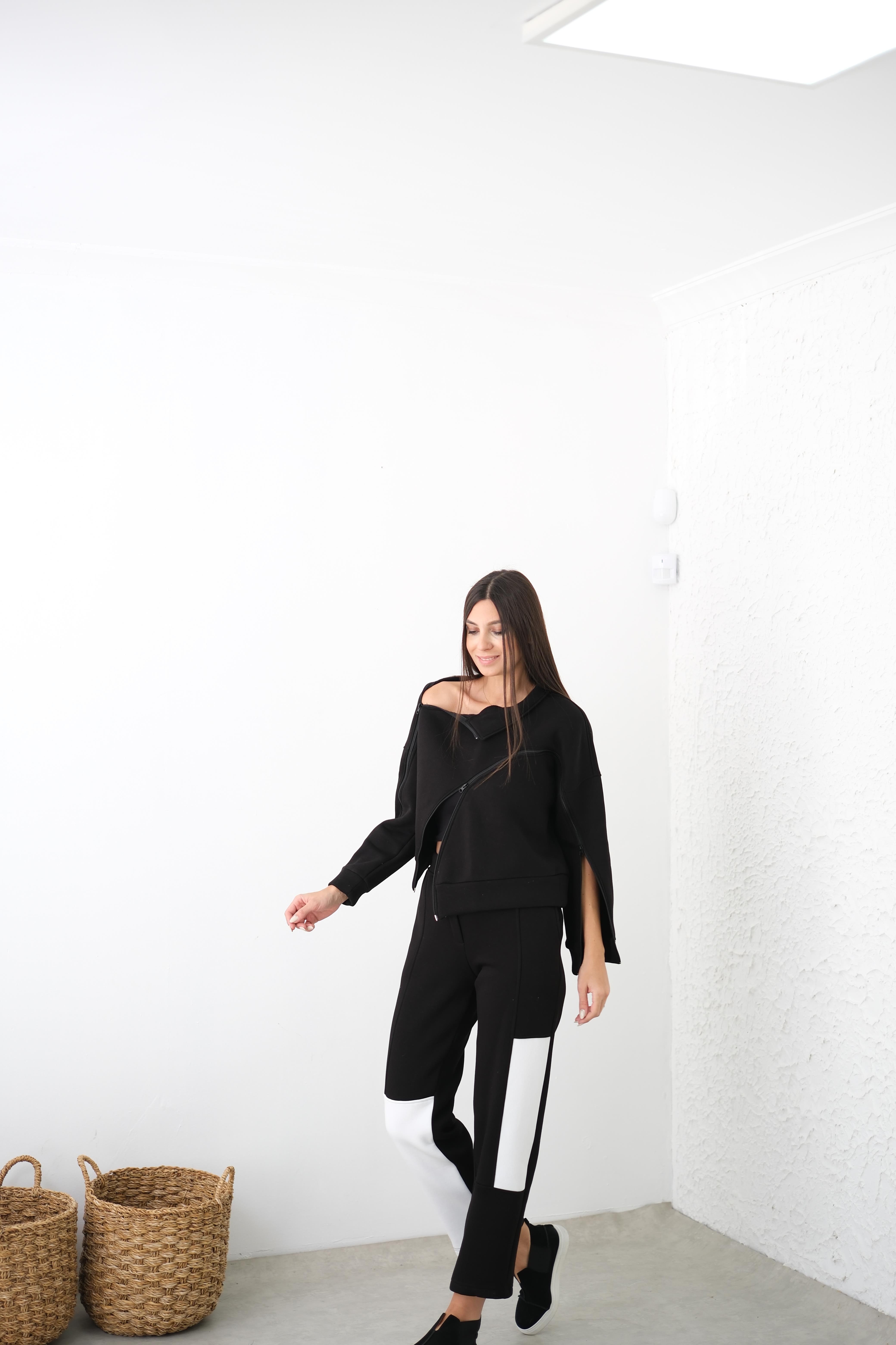 SONYA FERMUAR DETAYLI SİYAH SWEAT