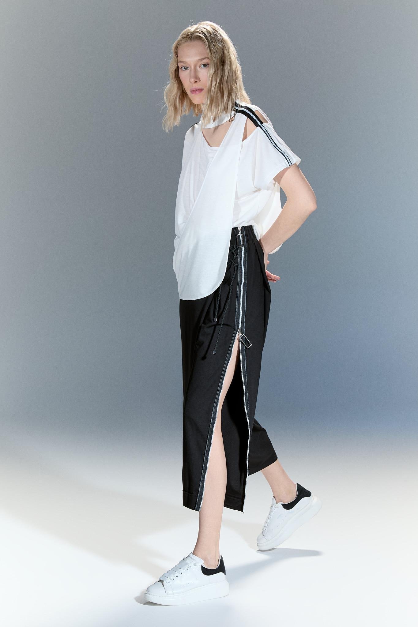 TİLA OMUZ FERMUARLI BEYAZ BLUZ