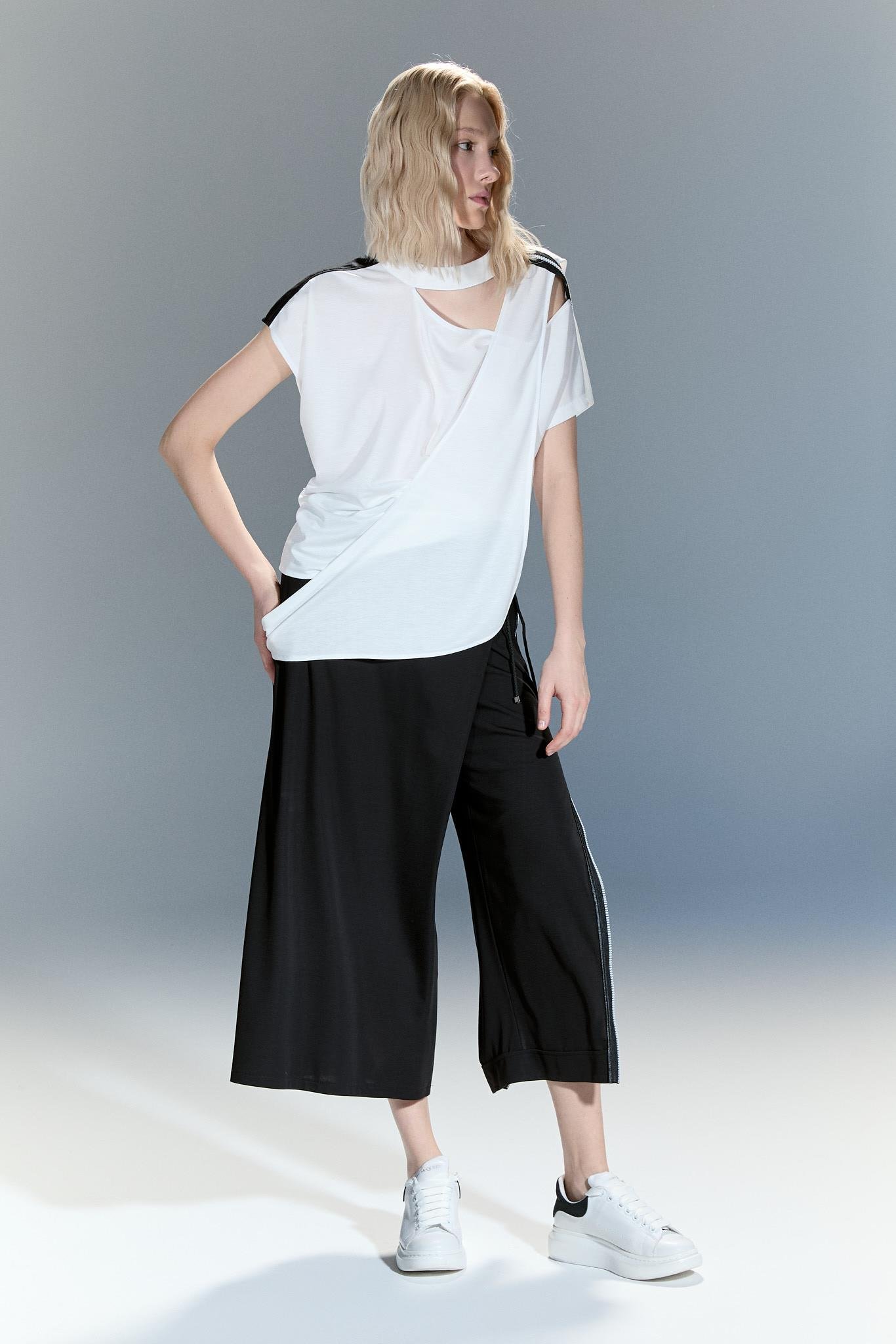 TİLA OMUZ FERMUARLI BEYAZ BLUZ