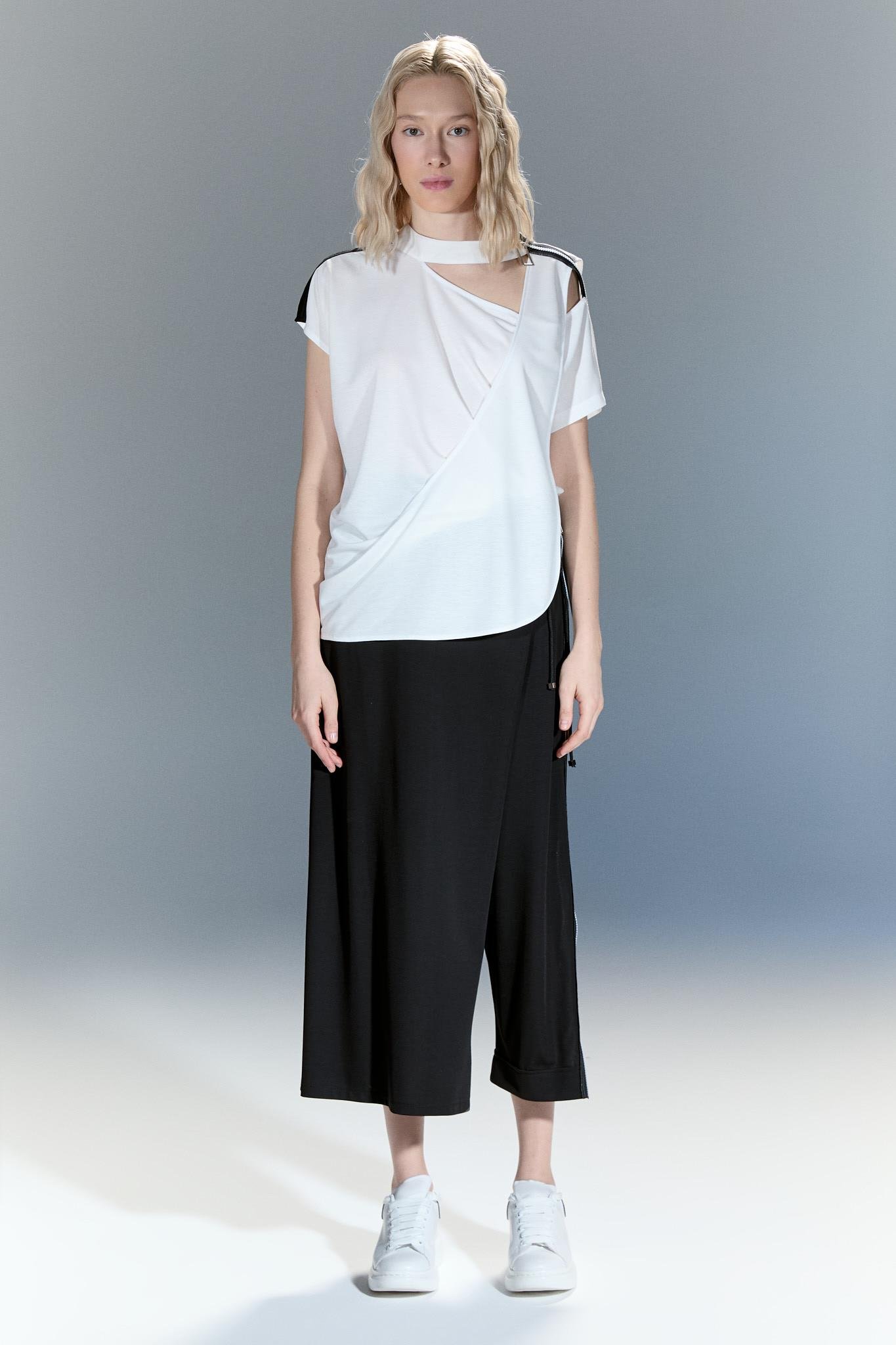 TİLA OMUZ FERMUARLI BEYAZ BLUZ