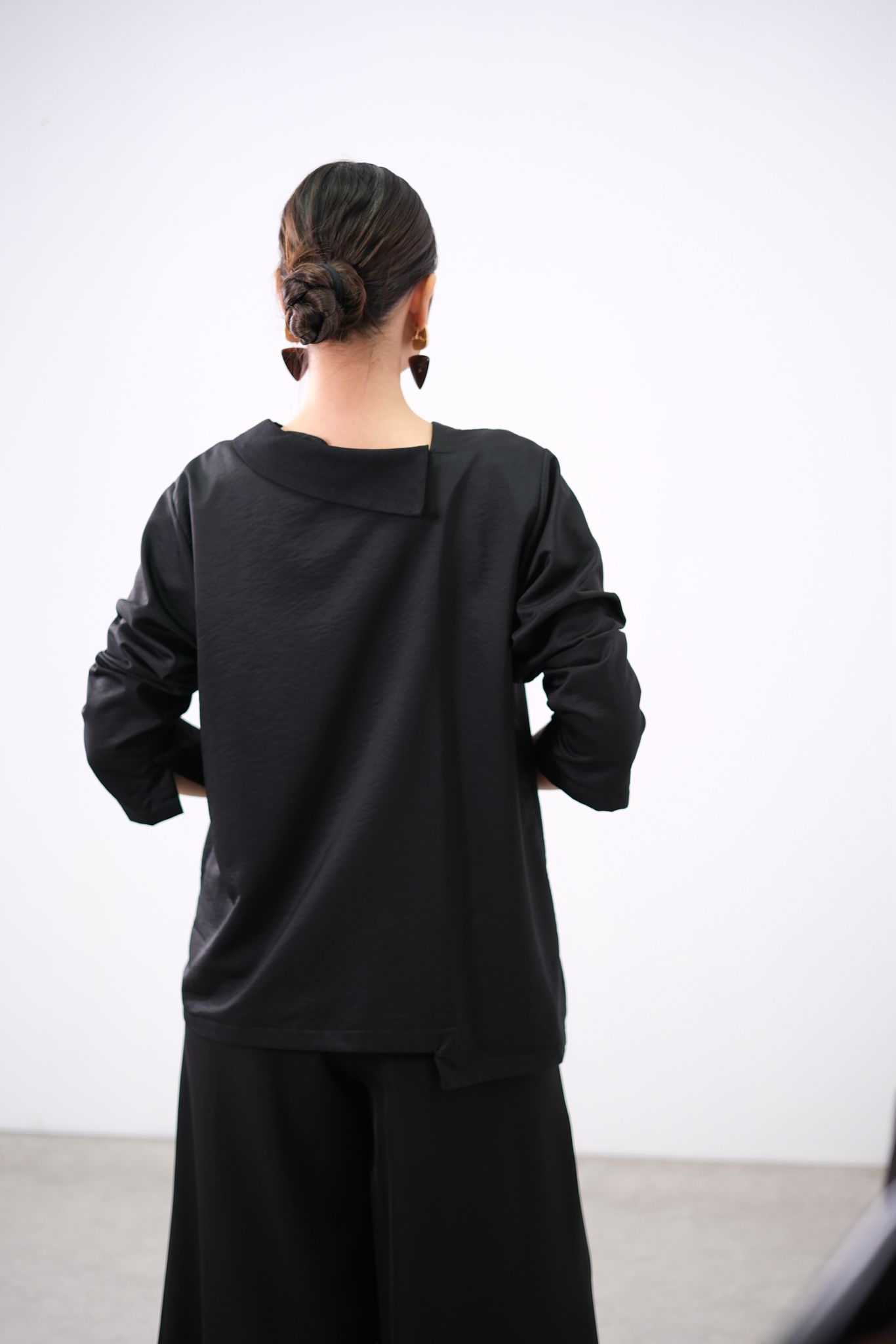 TİME YAKA DETAYLI SİYAH GÖMLEK