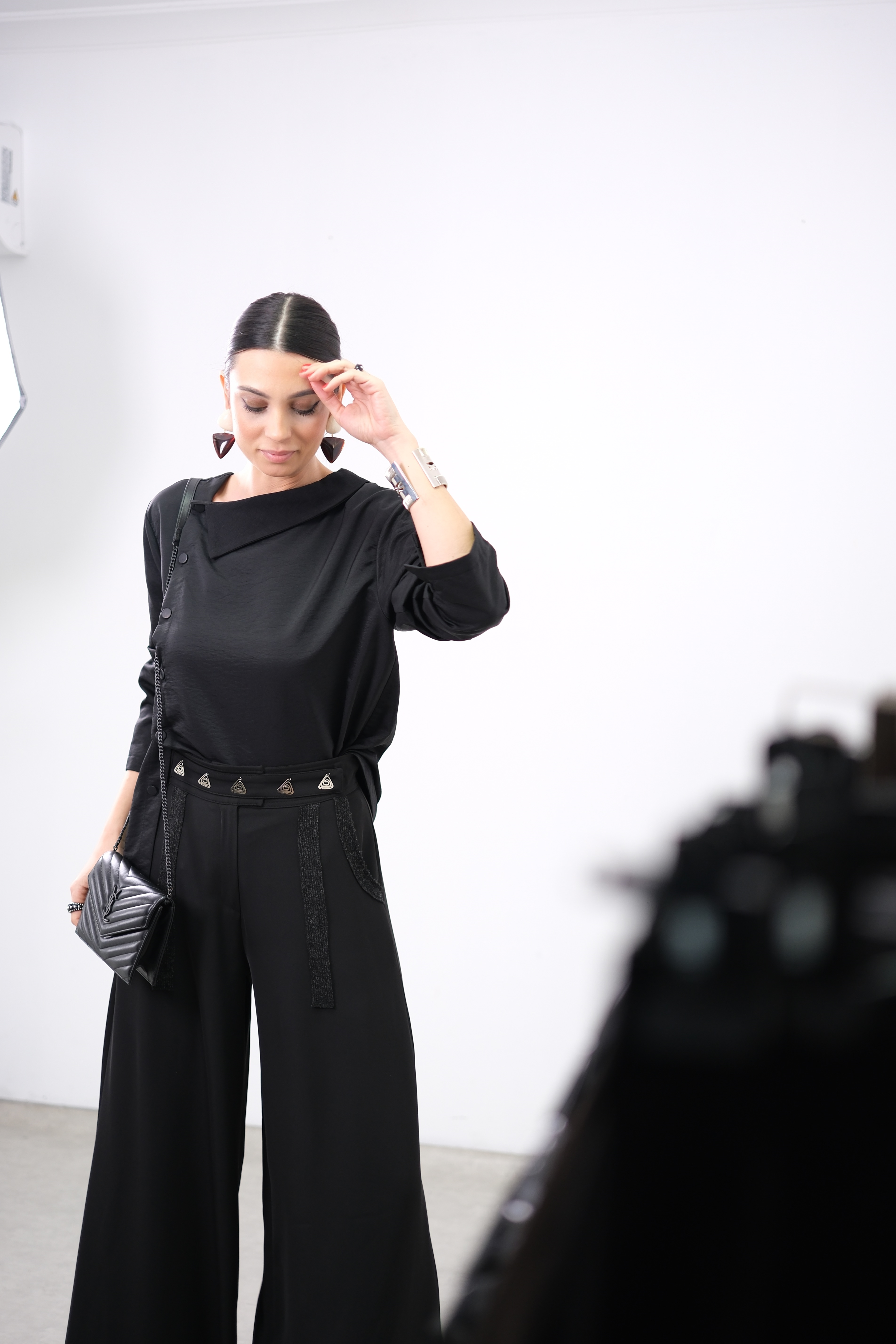 TİME YAKA DETAYLI SİYAH GÖMLEK