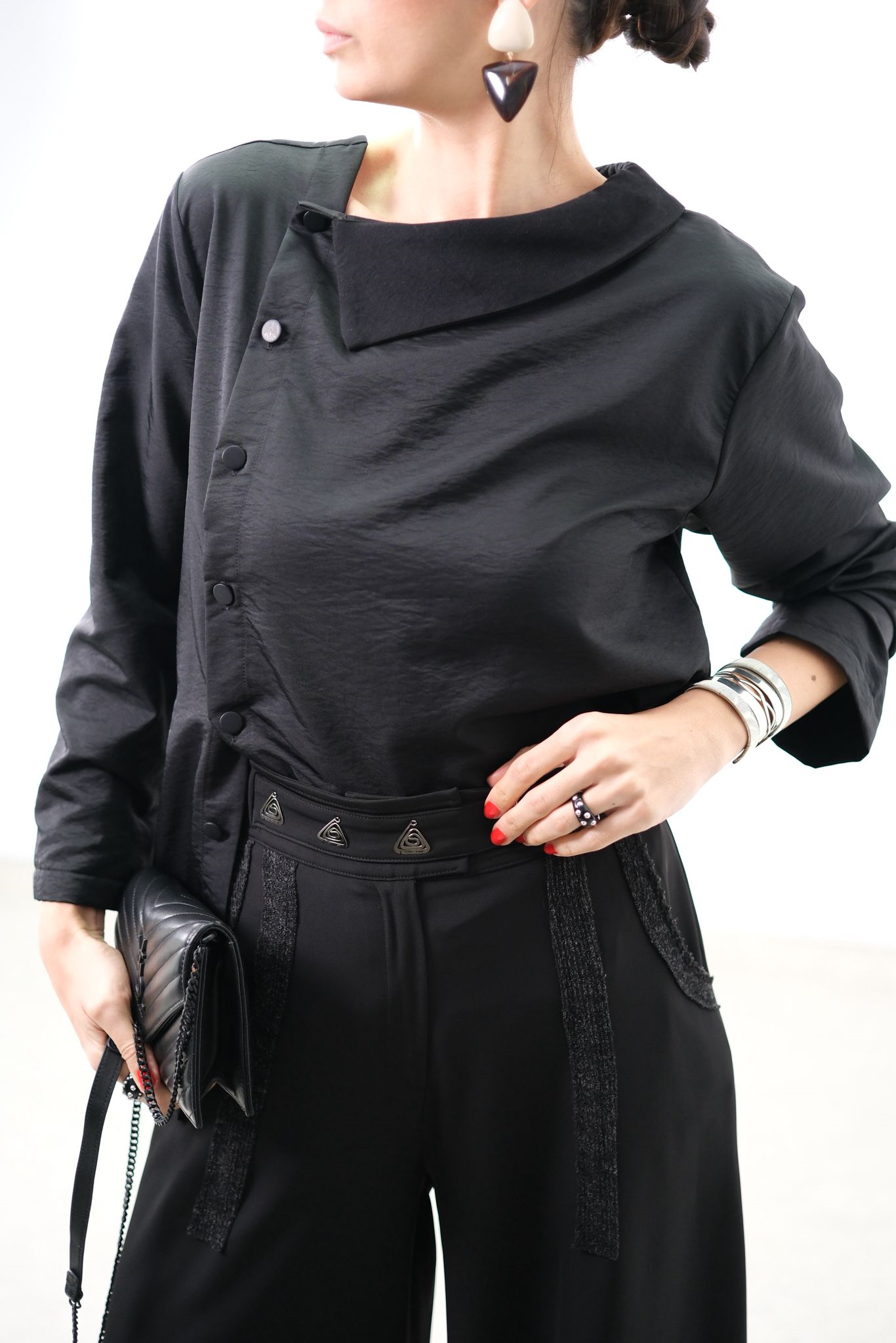 TİME YAKA DETAYLI SİYAH GÖMLEK