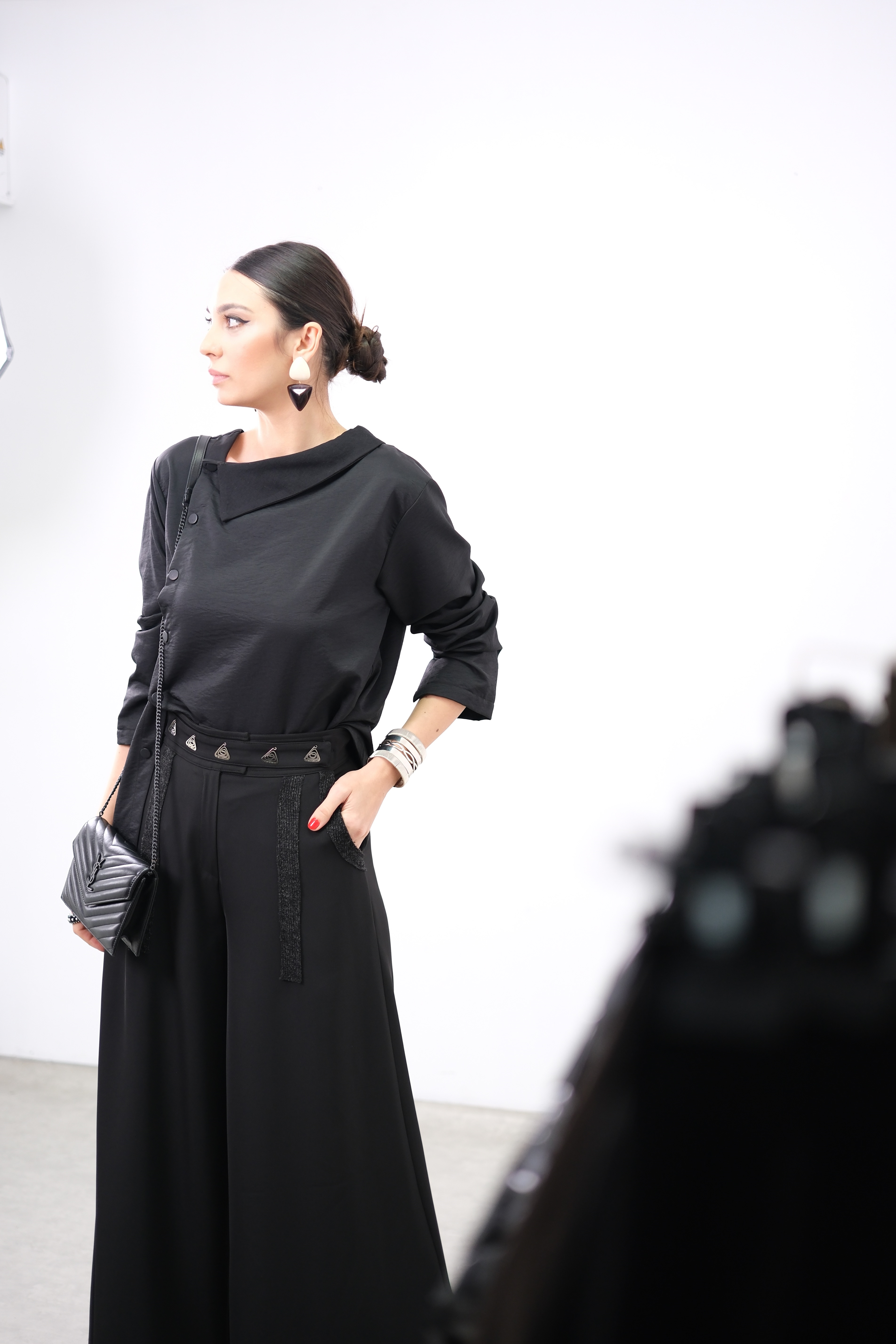 TİME YAKA DETAYLI SİYAH GÖMLEK