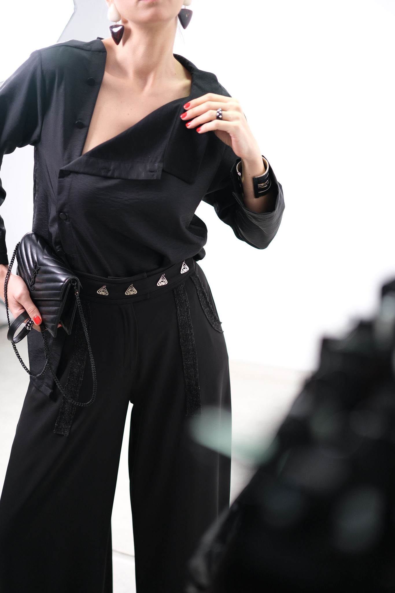 TİME YAKA DETAYLI SİYAH GÖMLEK