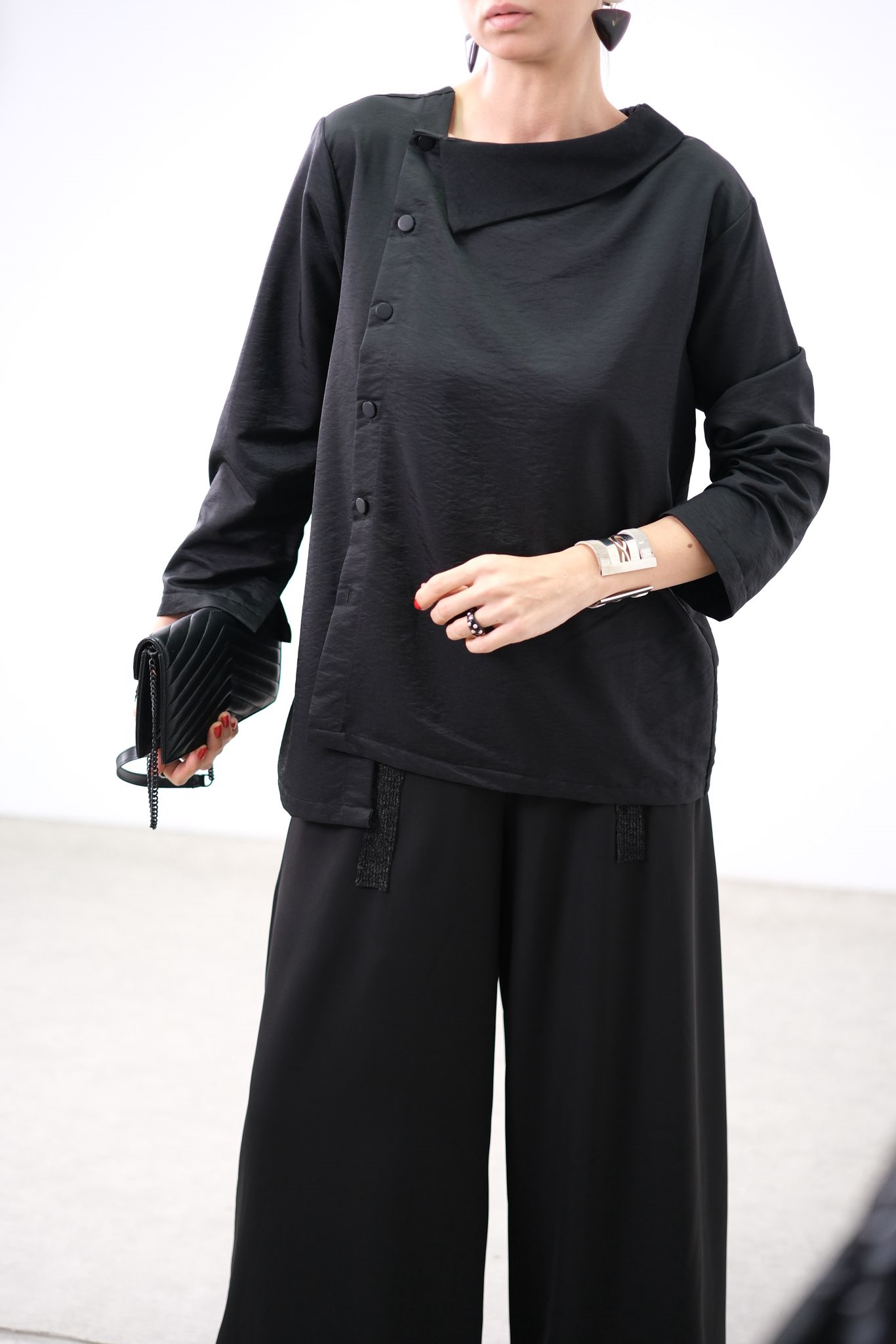 TİME YAKA DETAYLI SİYAH GÖMLEK