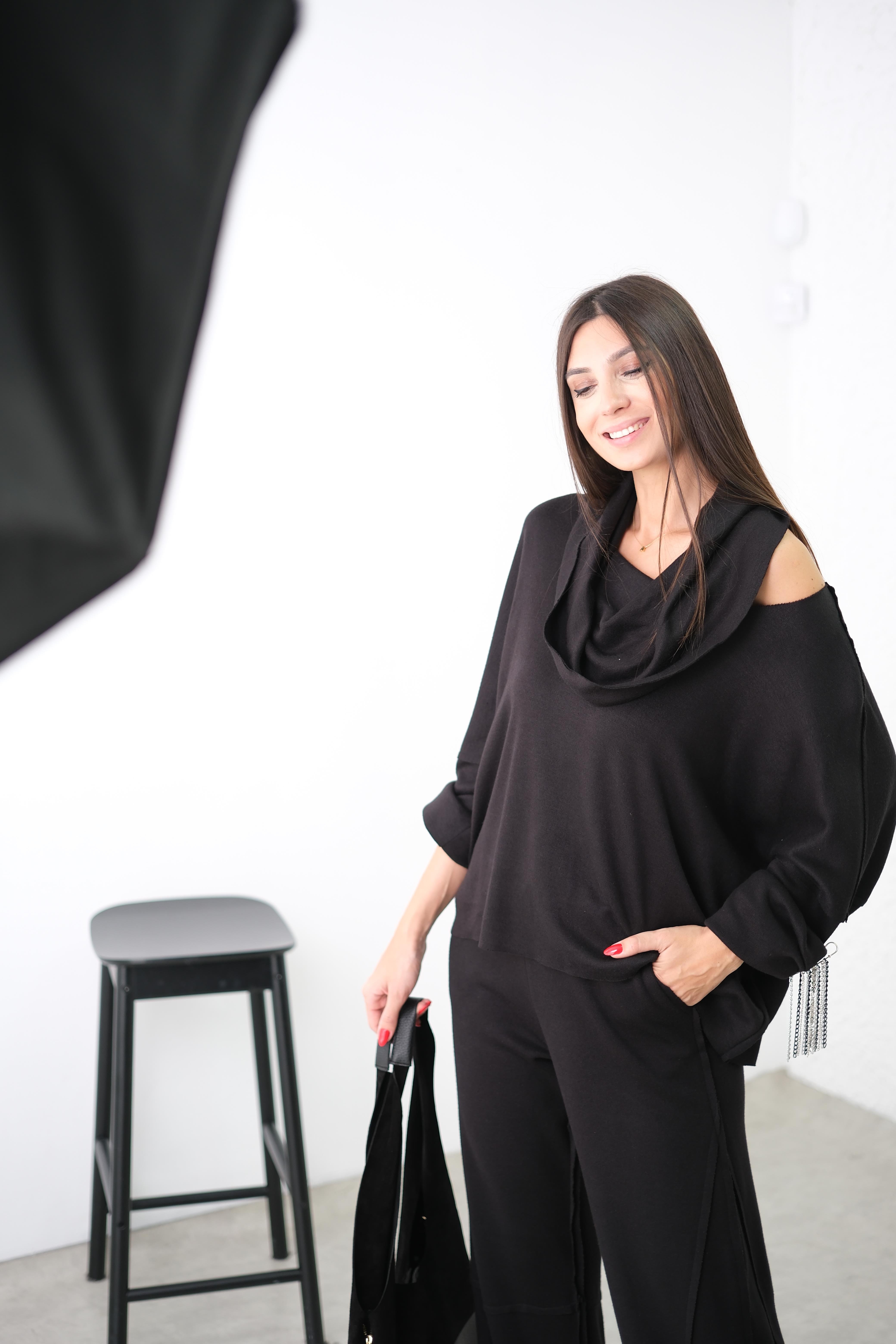 TOLLY KOL DETAYLI SİYAH TRİKO BLUZ