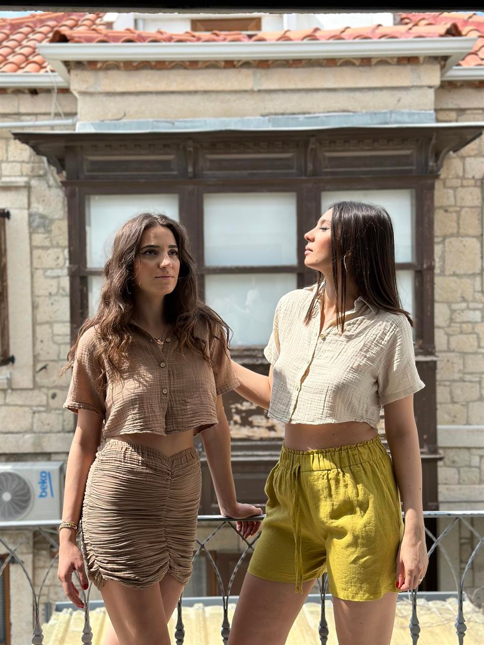 VANDEA BEJ CROP GÖMLEK