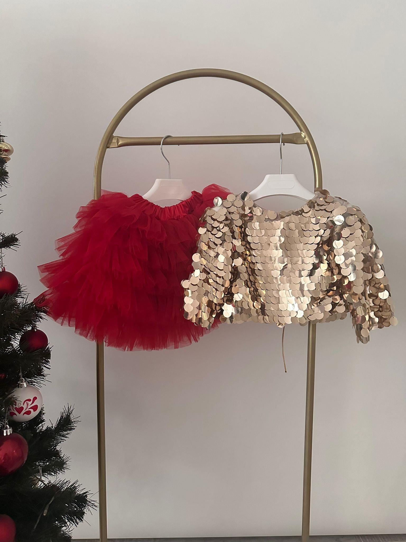 RED SKIRT&GOLD SQUAMA CROP