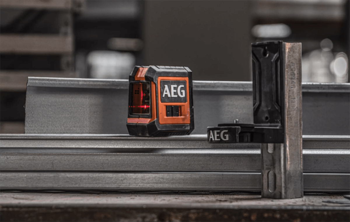 Aeg Kırmızı Çizgili Lazer Metre CLR215-B