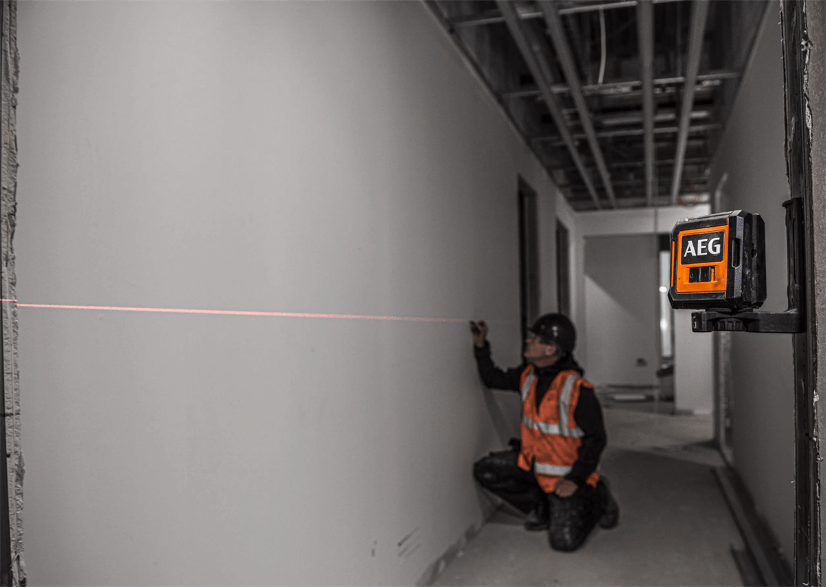 Aeg Kırmızı Çizgili Lazer Metre CLR215-B