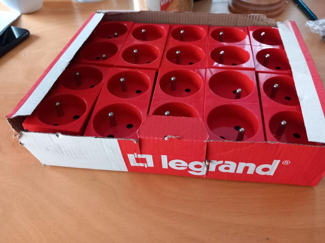 Legrand Armada Kırmızı 2x2P+T Fransız Standardı(Ups) Priz - 45º Açılı 077172Priz & Anahtar Çeşitleri