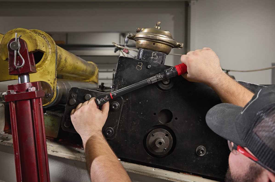 Milwaukee 3/8 İnç Cırcırlı Tork Anahtarı 20-100 nm 4932500824Cırcırlı Kombine Anahtarlar