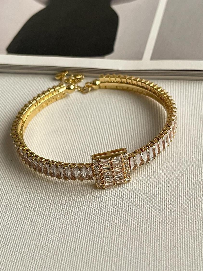 Çelik Gold Renk Baget Kare Taşlı Esnek Kelepçe Bileklik 