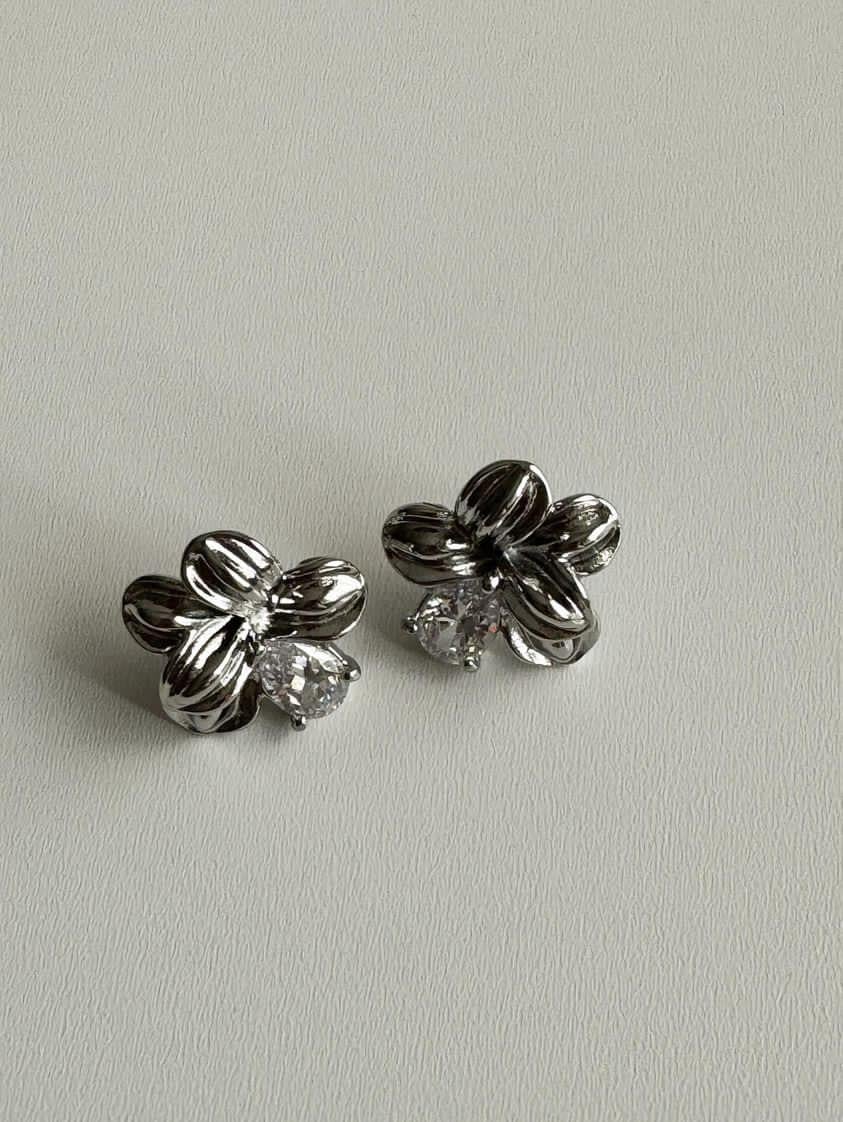 Çelik Gümüş Renk Çiçek Baget Taşlı Küpe (2 Cm)