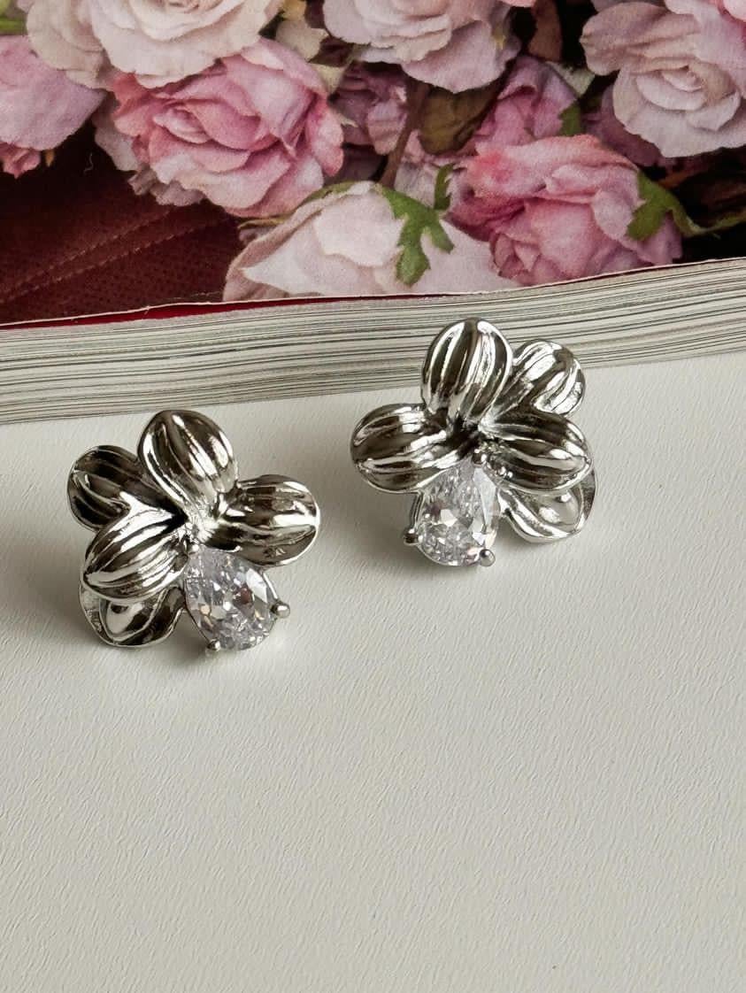 Çelik Gümüş Renk Çiçek Baget Taşlı Küpe (2 Cm)