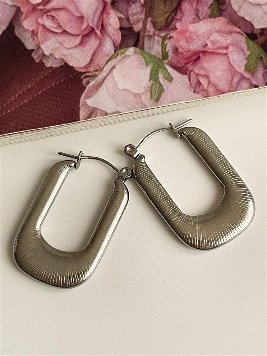 Çelik Gümüş Renk Midye Kare Küpe (3 Cm)