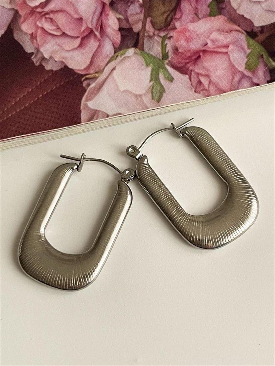 Çelik Gümüş Renk Midye Kare Küpe (3 Cm)