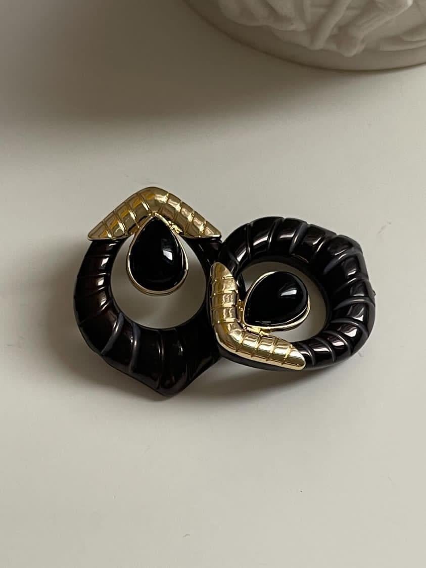 Gold Detaylı Siyah Reçine Küpe (3.20 Cm)