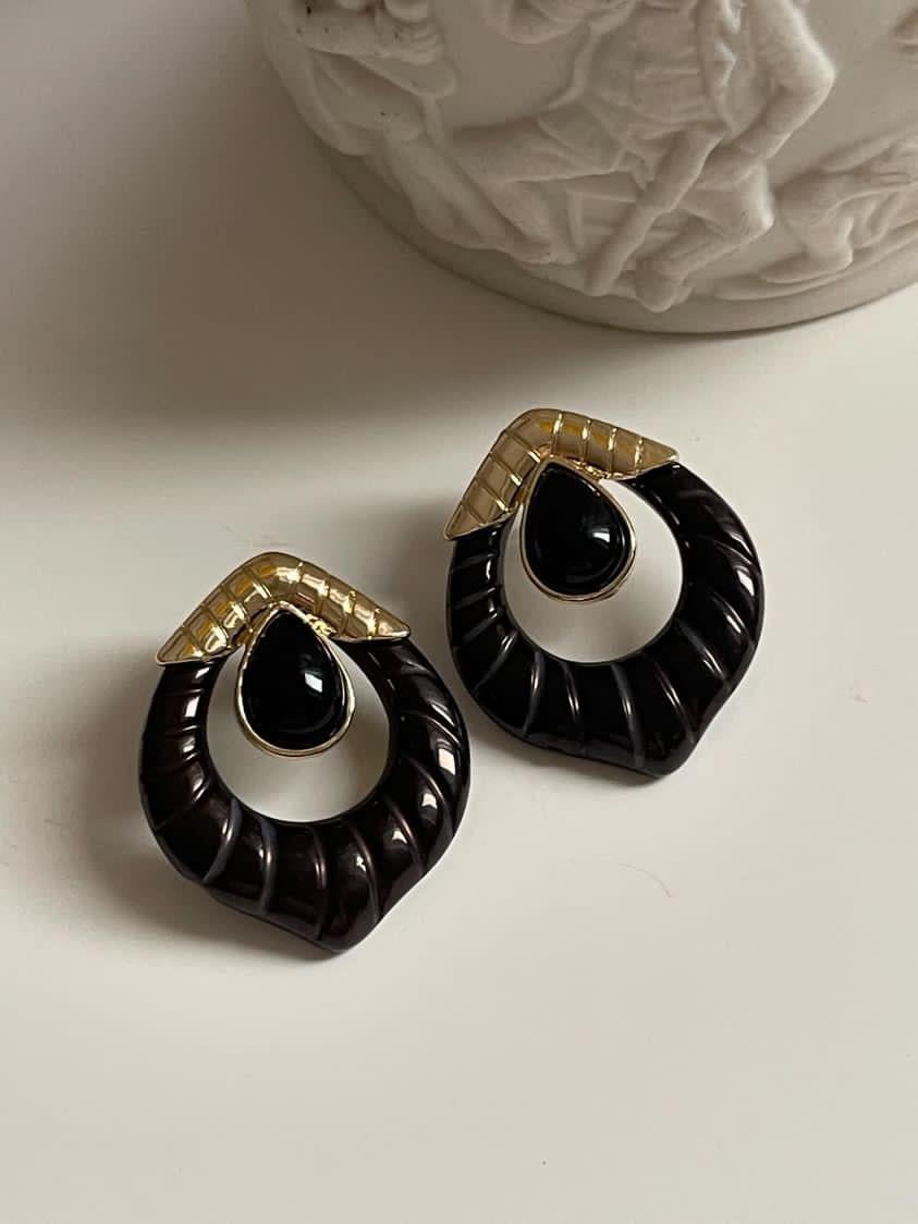Gold Detaylı Siyah Reçine Küpe (3.20 Cm)