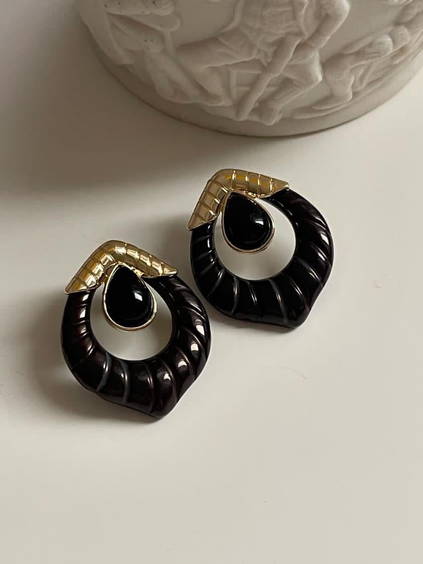 Gold Detaylı Siyah Reçine Küpe (3.20 Cm)