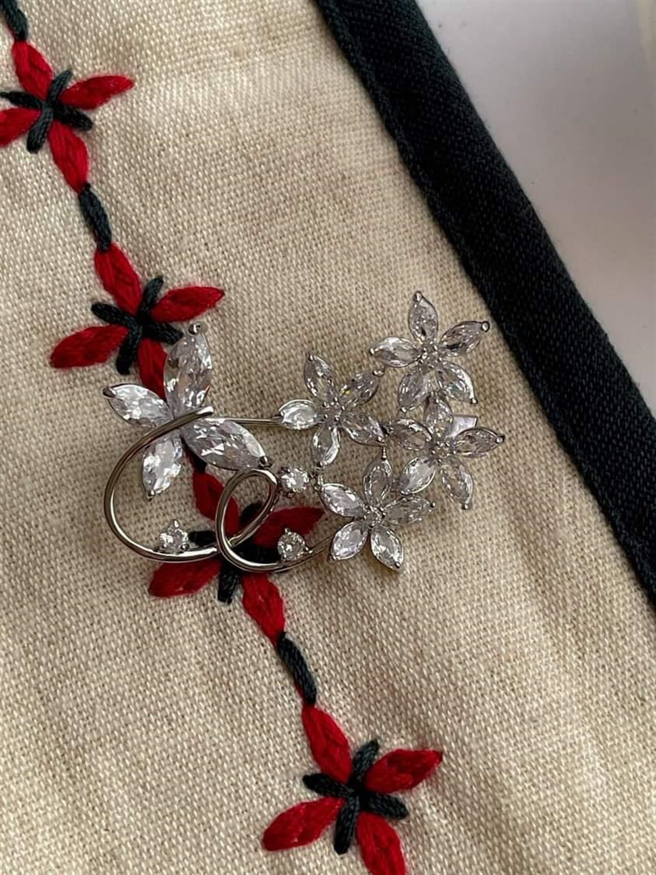 Gümüş Renk Baget Taşlı Broş (4 Cm)