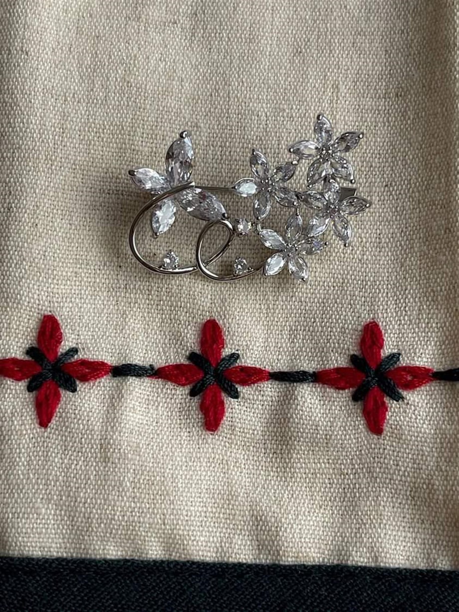 Gümüş Renk Baget Taşlı Broş (4 Cm)
