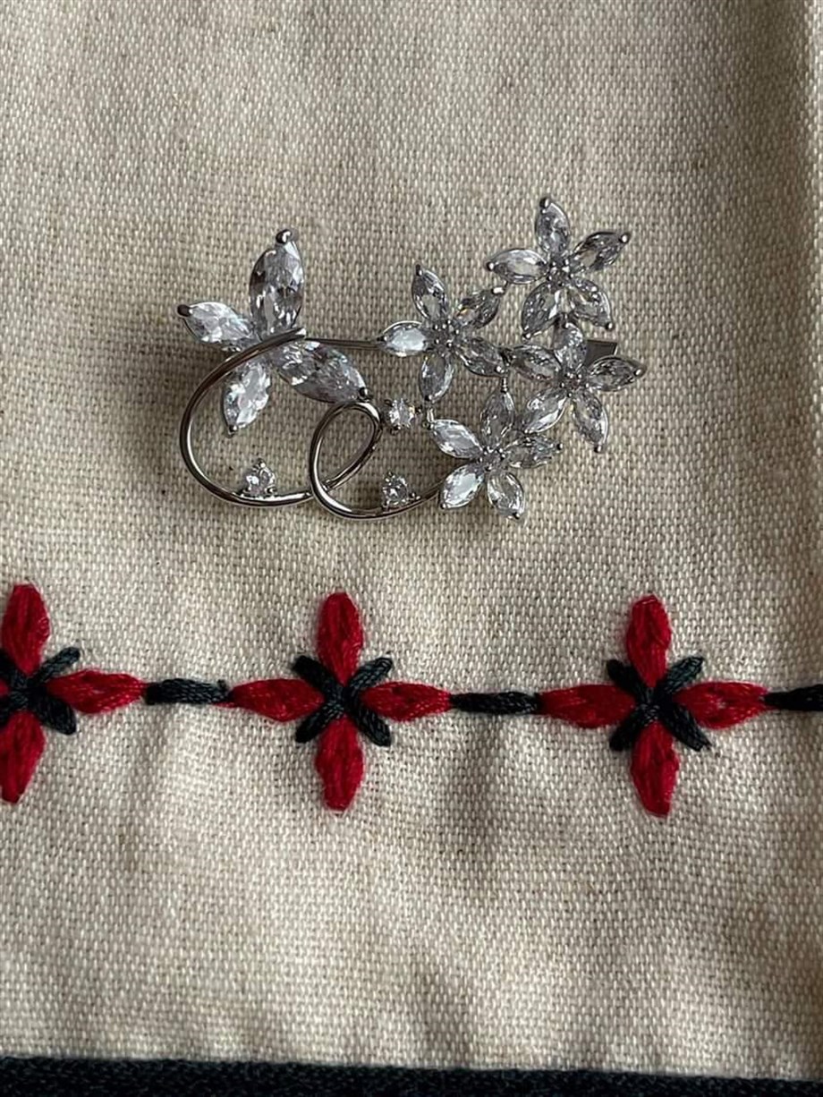 Gümüş Renk Baget Taşlı Broş (4 Cm)