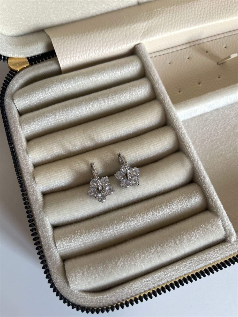 Gümüş Renk Baget Taşlı Çiçek Küpe (2 Cm)