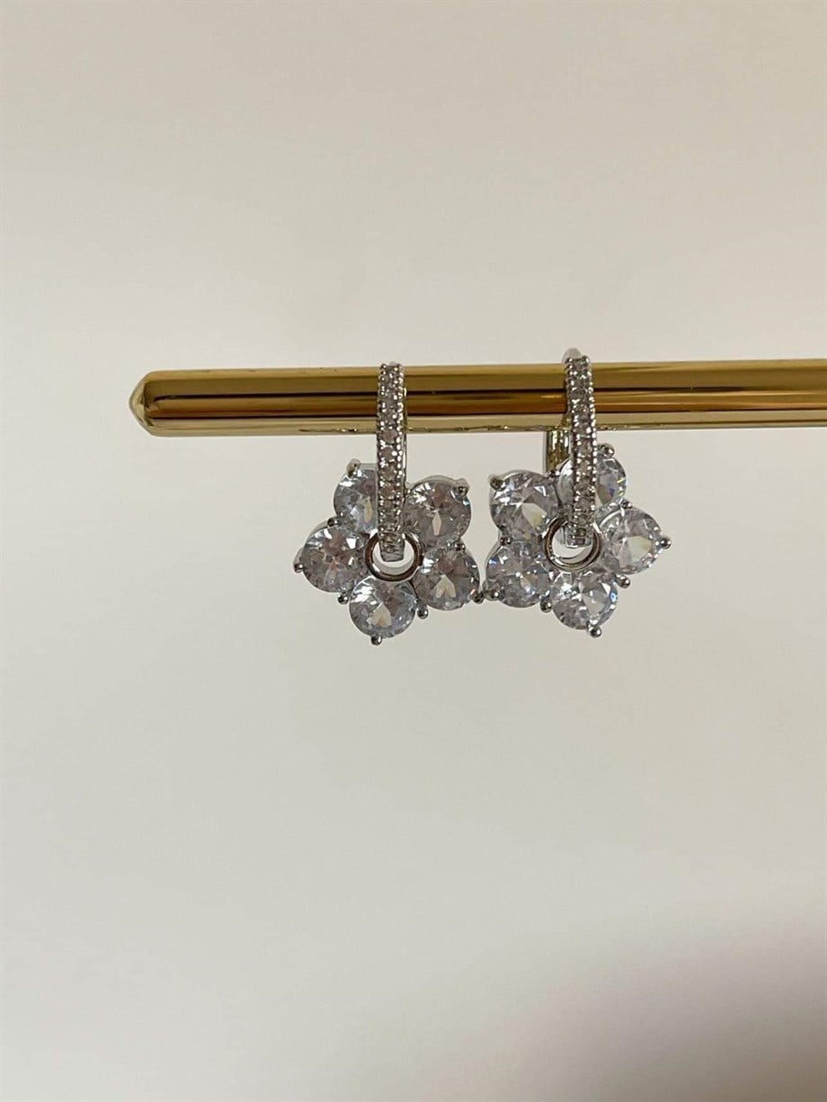 Gümüş Renk Baget Taşlı Çiçek Küpe (2 Cm)