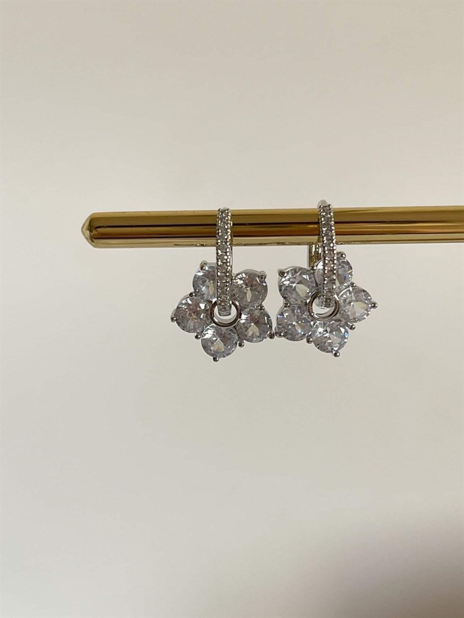 Gümüş Renk Baget Taşlı Çiçek Küpe (2 Cm)