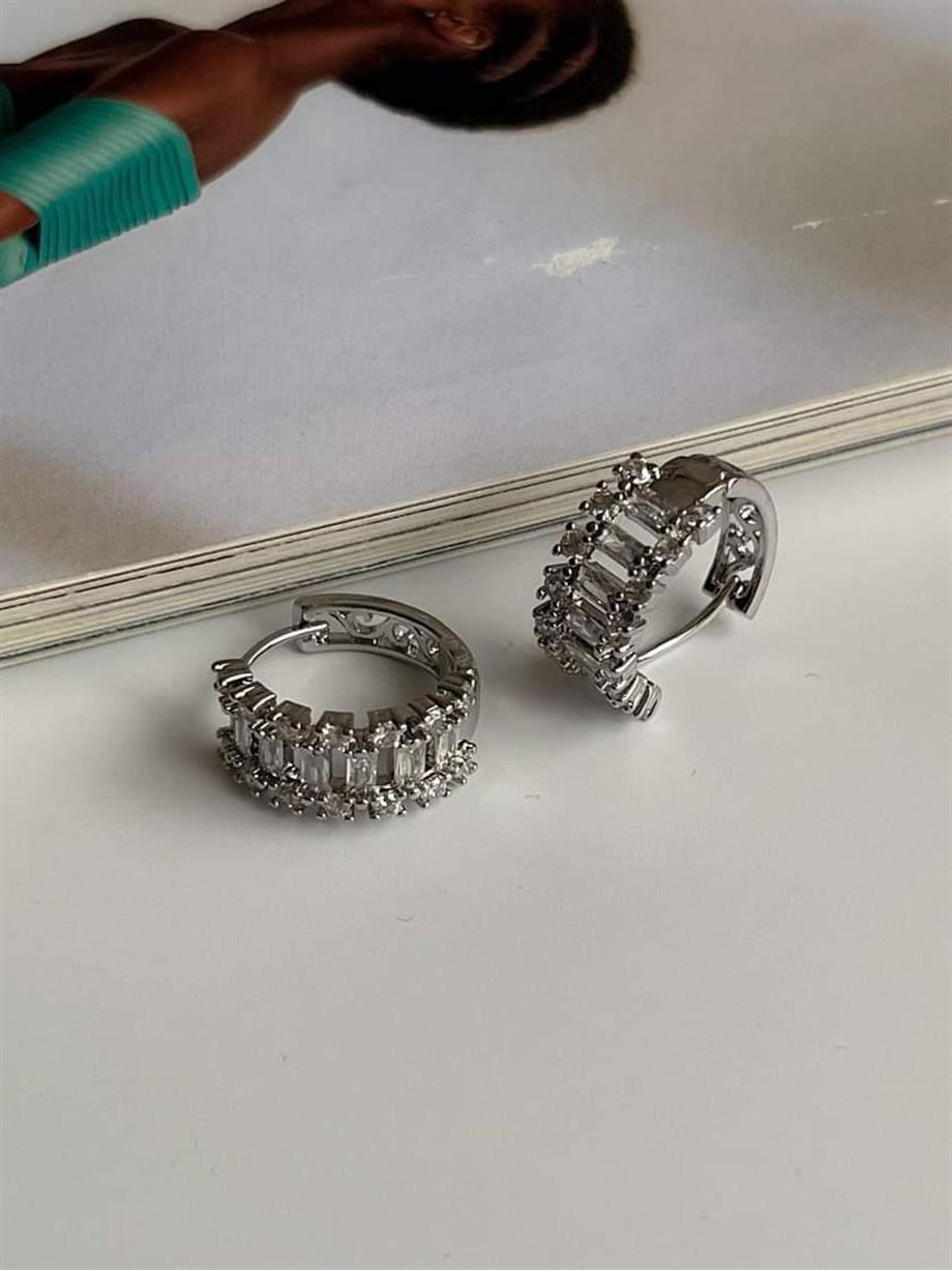 Özel Kaplama Gümüş Renk Baget Taşlı Halka Küpe (1.70 Cm)
