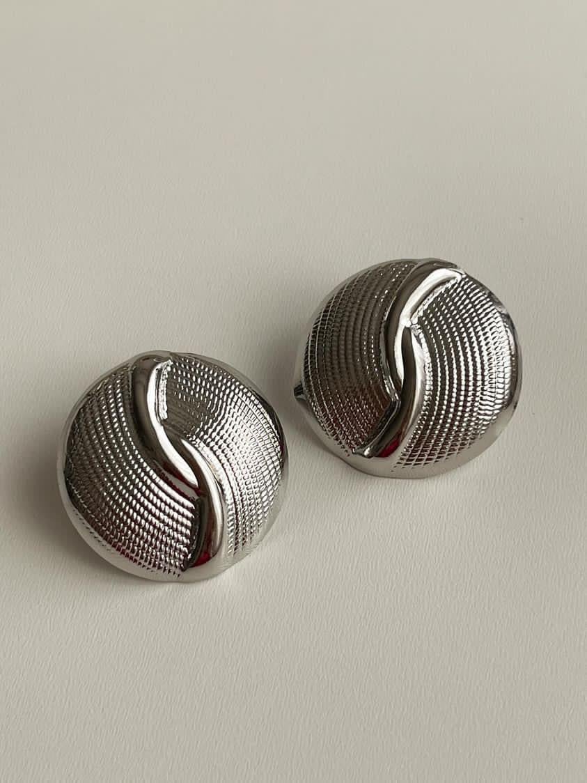 Özel Kaplama Gümüş Renk Hafif Vintage Düğme Küpe (2.5 Cm)