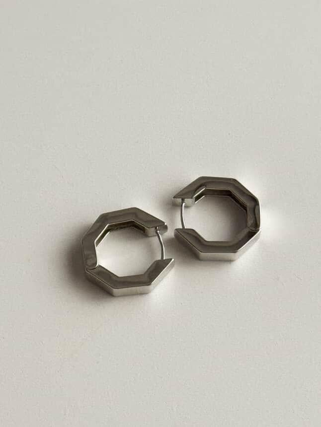 Özel Kaplama Gümüş Renk Köşeli Küpe (2.40 Cm)