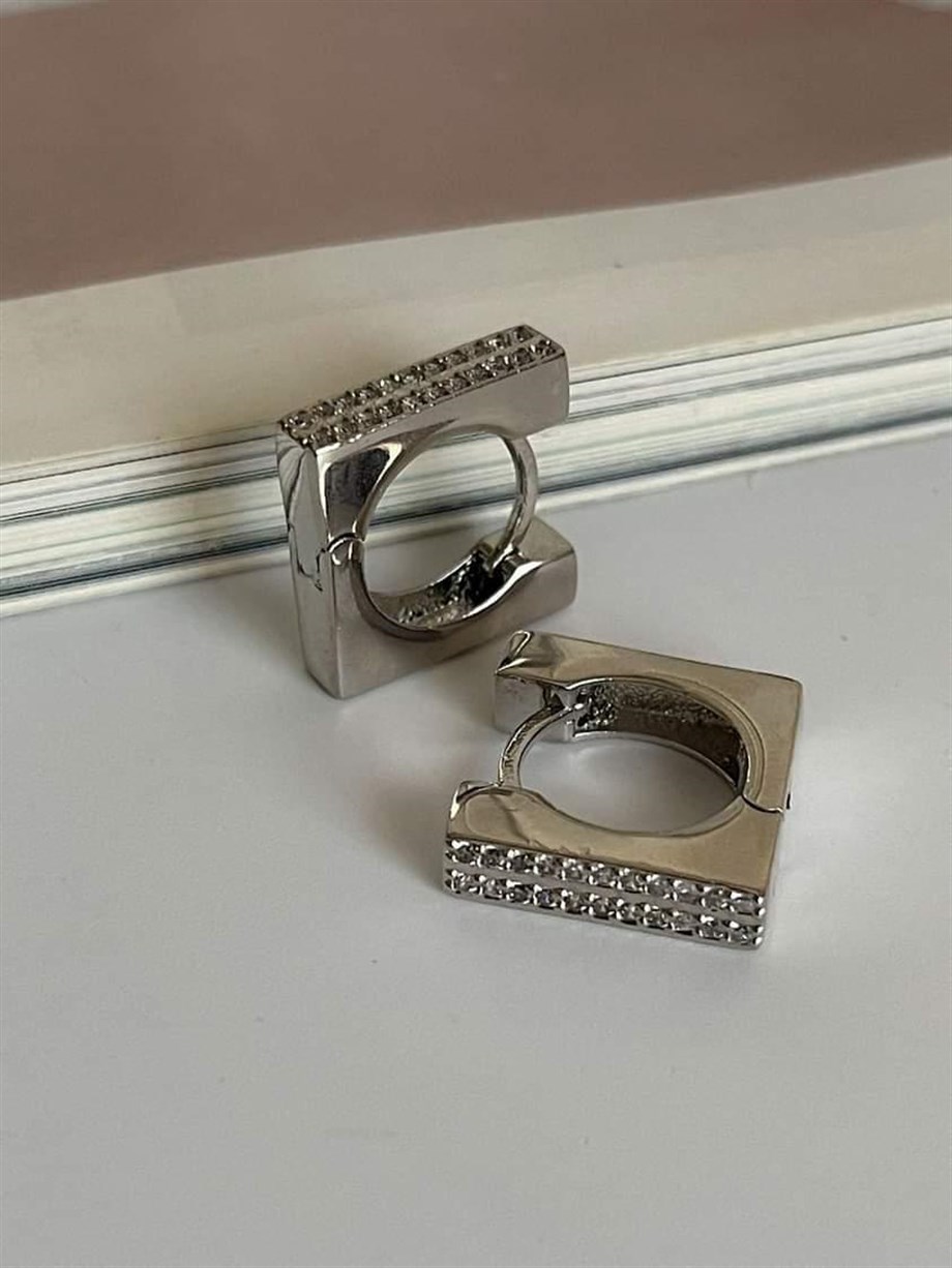Özel Kaplama Gümüş Renk Zirkon Taşlı Kare Küpe (1.80 Cm)