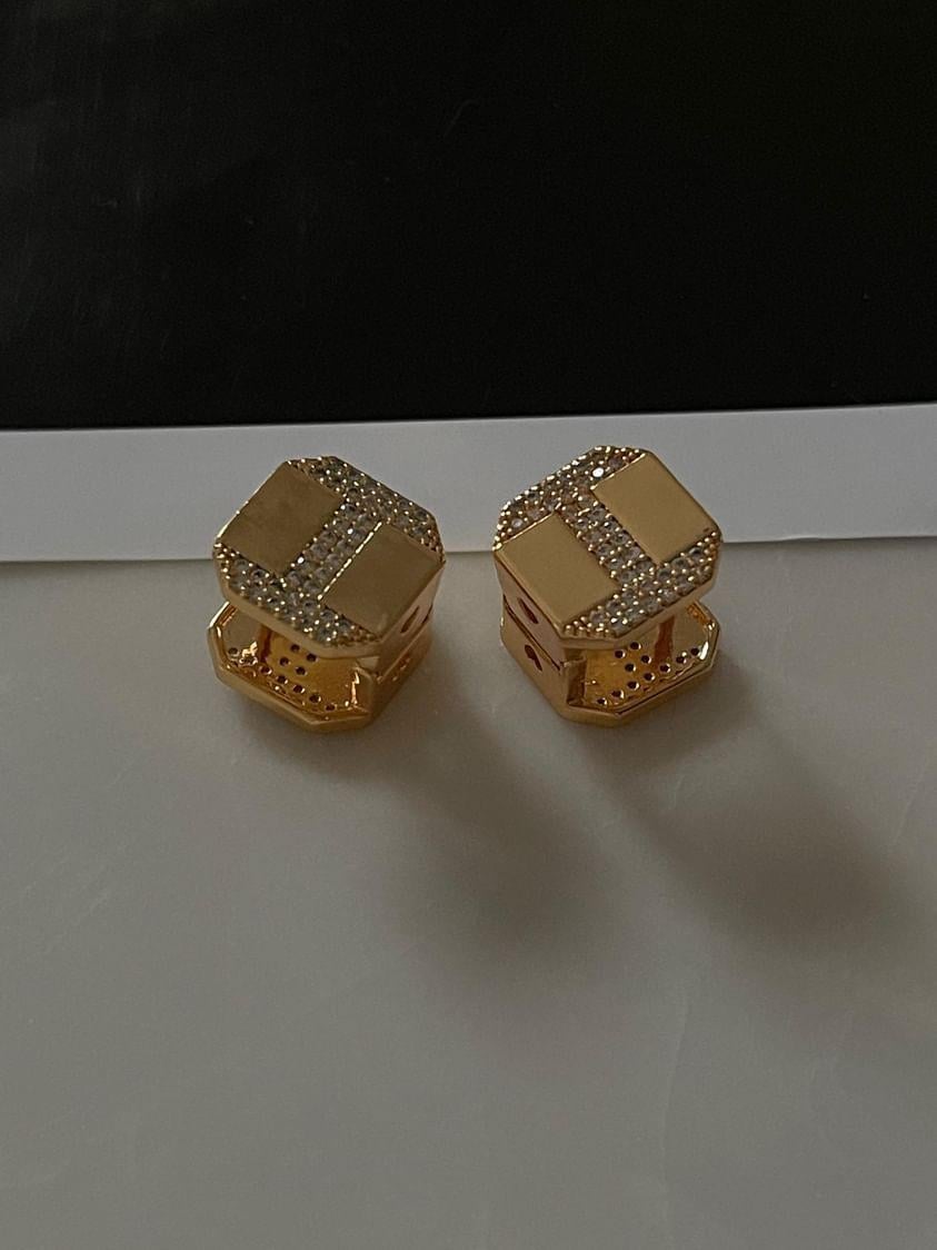 Özel Kaplama Vip Gold Renk Zirkon Taşlı Kare Küpe (1.20 Cm)