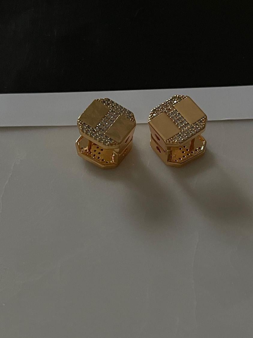 Özel Kaplama Vip Gold Renk Zirkon Taşlı Kare Küpe (1.20 Cm)