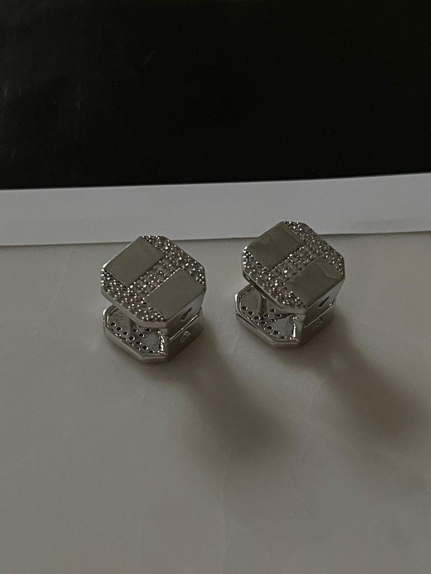 Özel Kaplama Vip Gümüş Renk Zirkon Taşlı Kare Küpe (1.20 Cm)